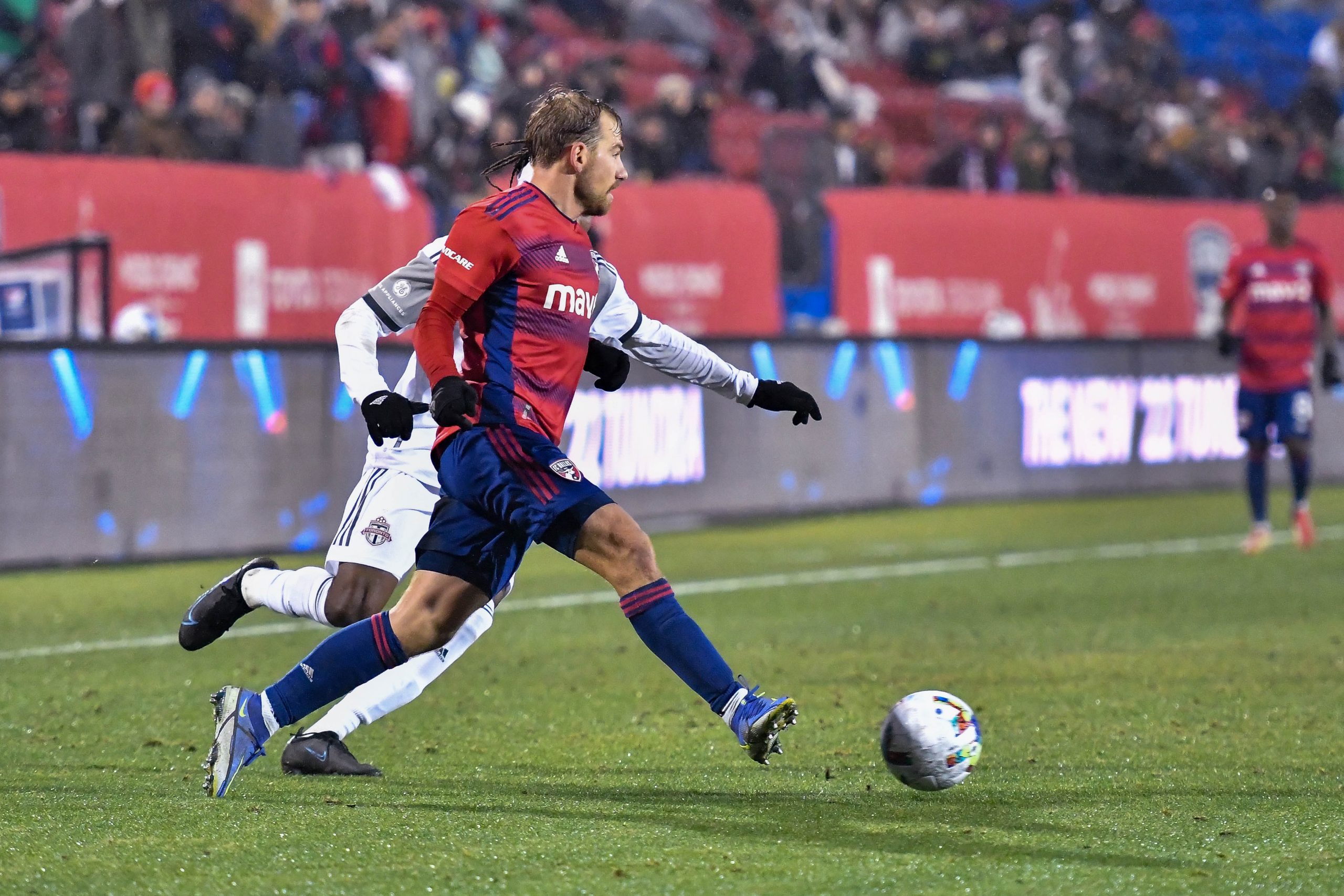 Paxton Pomykal passes in the MLS matchup between FC Dallas and Toronto FC.