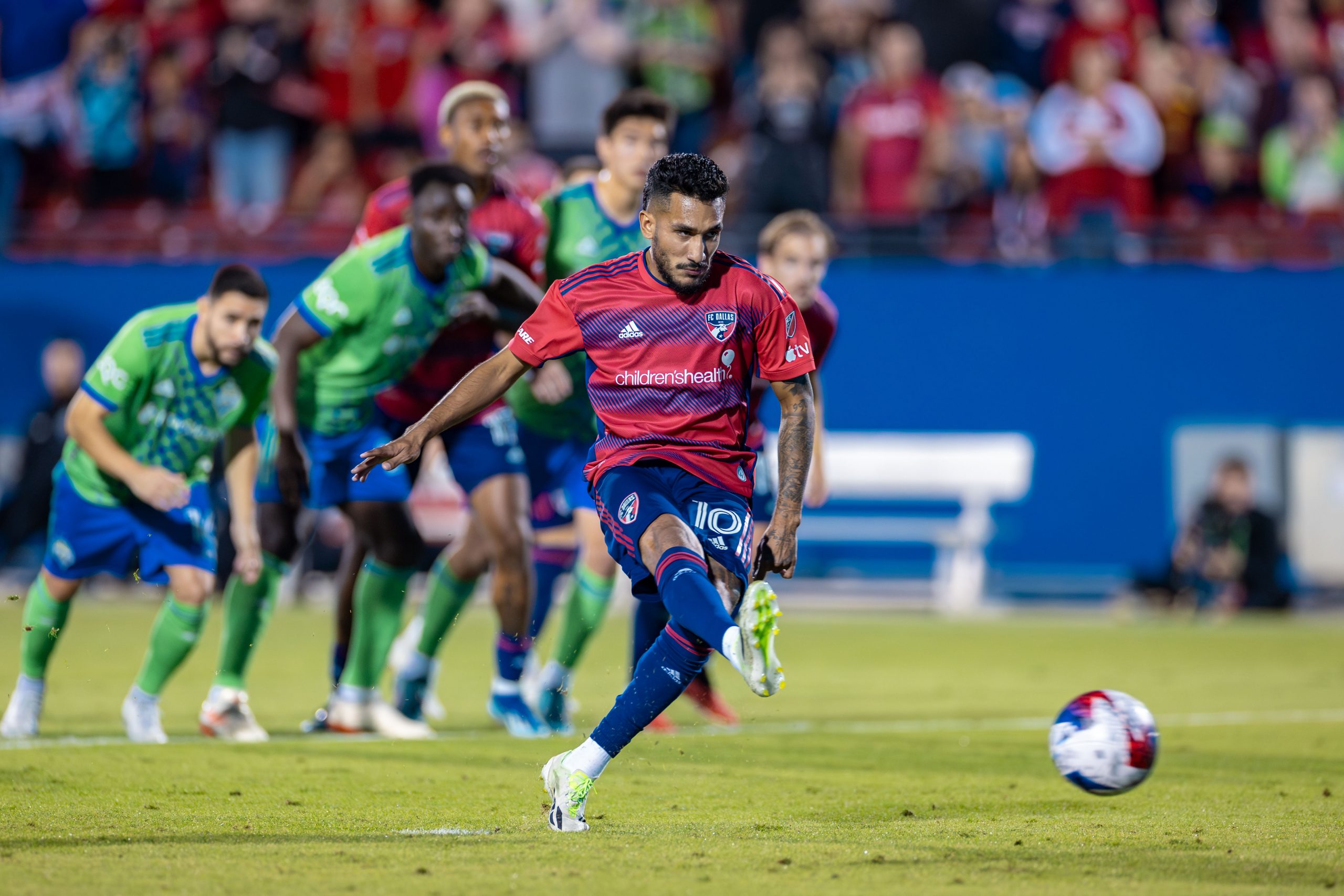 Jesus Ferreira scores a PK against Seattle Sounders during the 2023 MLS Cup Playoffs First Round, Game Two, at Toyota Stadium, November 4, 2023. (Matt Visinsky, 3rd Degree)