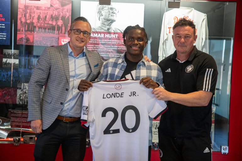 Leonard Londe signs with North Texas SC. Pictured with NTX GM Matt Deny (left) and NTX Head Coach John Gall (right). (Courtesy North Texas SC)