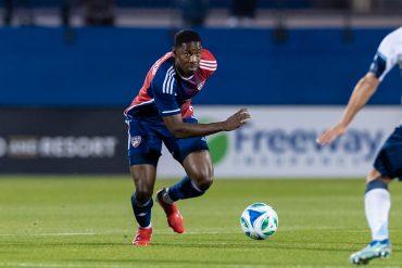 Osaze Urhoghide looks up field against the Vancouver Whitecaps, March 15, 2025. (Matt Visinsky, 3rd Degree)