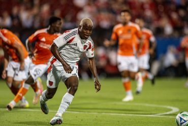 Bernard Kamungo chases the ball against the Houston Dynamo defense, May 17, 2025. (Courtesy Mike Brooks)