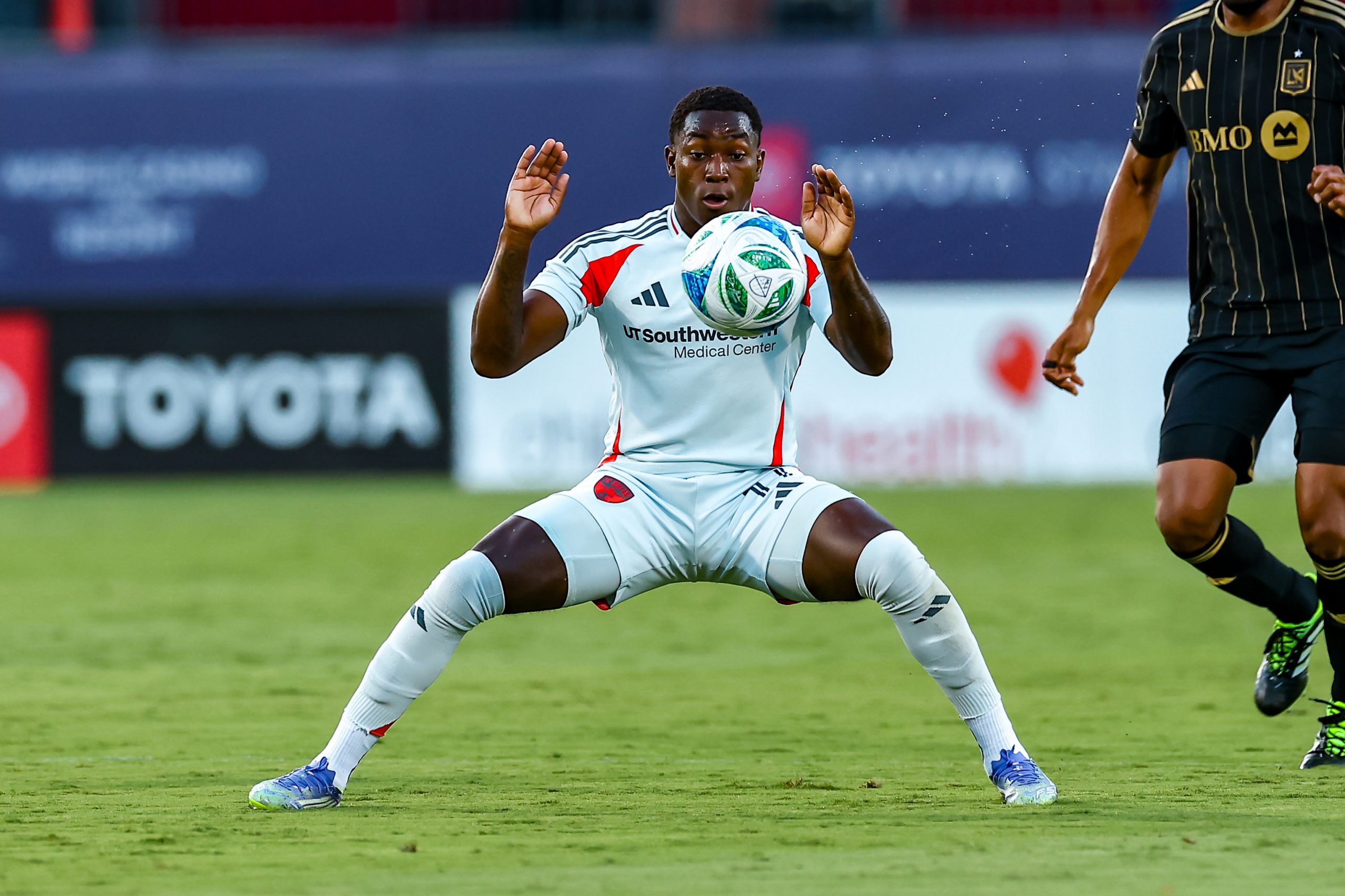 Anderson Julio is focused on the ball against LAFC, August 23, 2025. (Matt Visinsky, 3rd Degree)
