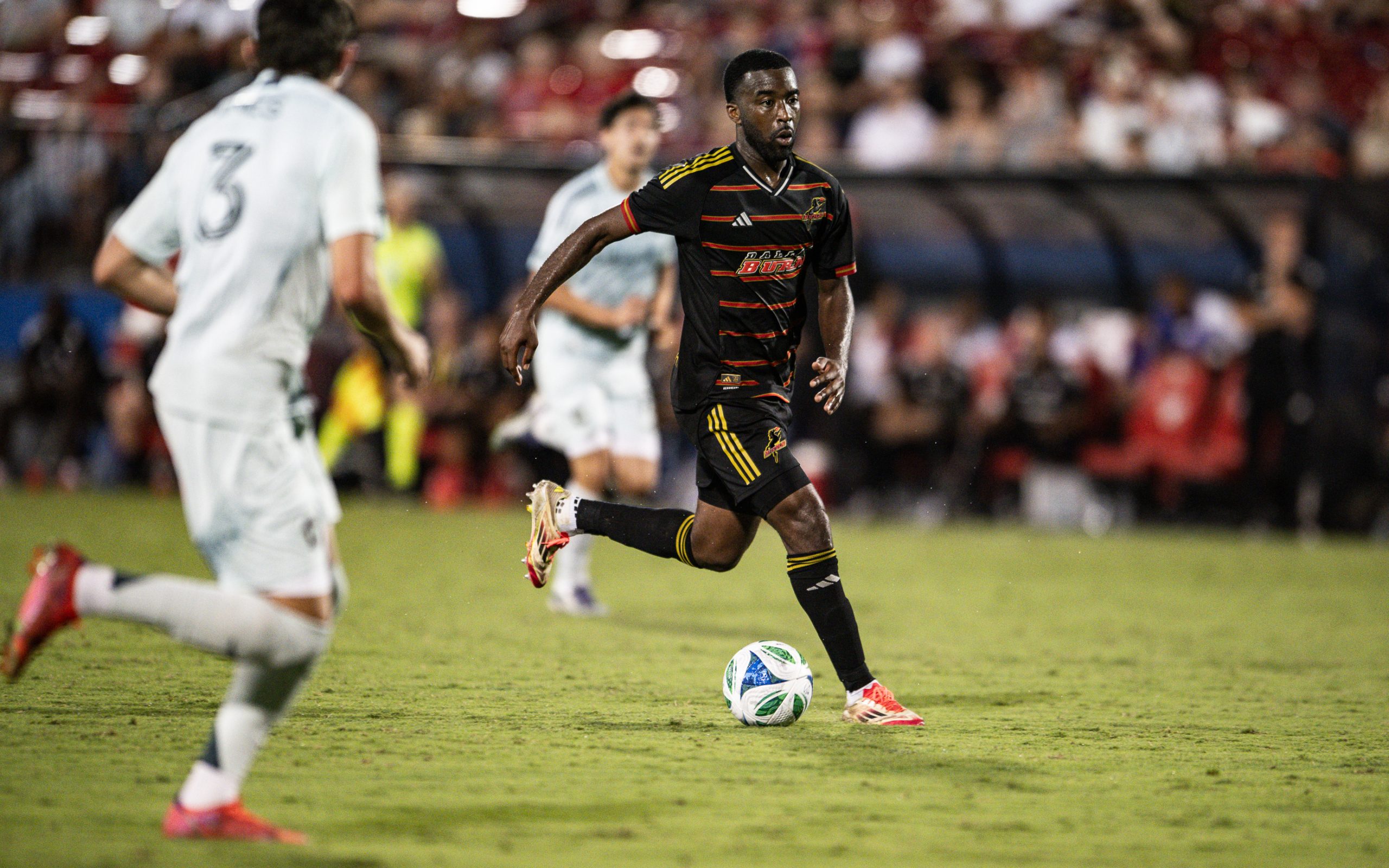 Shaq Moore looks for an outlet against the Colorado Rapids, Sept 20, 2025. (Mike Brooks, 3rd Degree)
