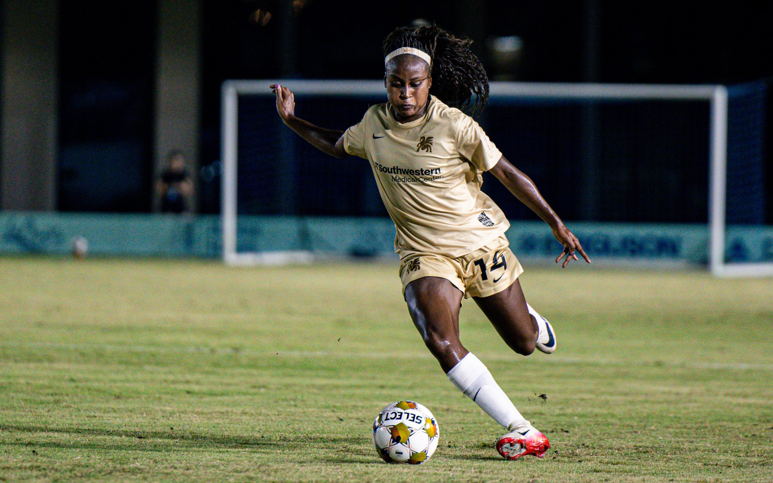 Chioma Ubogagu lines up a cross against Fort Lauderdale United, Sept 14, 2025. (Courtesy Dallas Trinity)