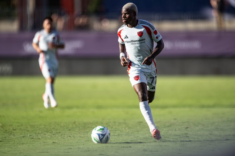 Bernie Kamungo looks for a teammate against the LA Galaxy, October 4, 2025. (Mike Brooks, 3rd Degree)