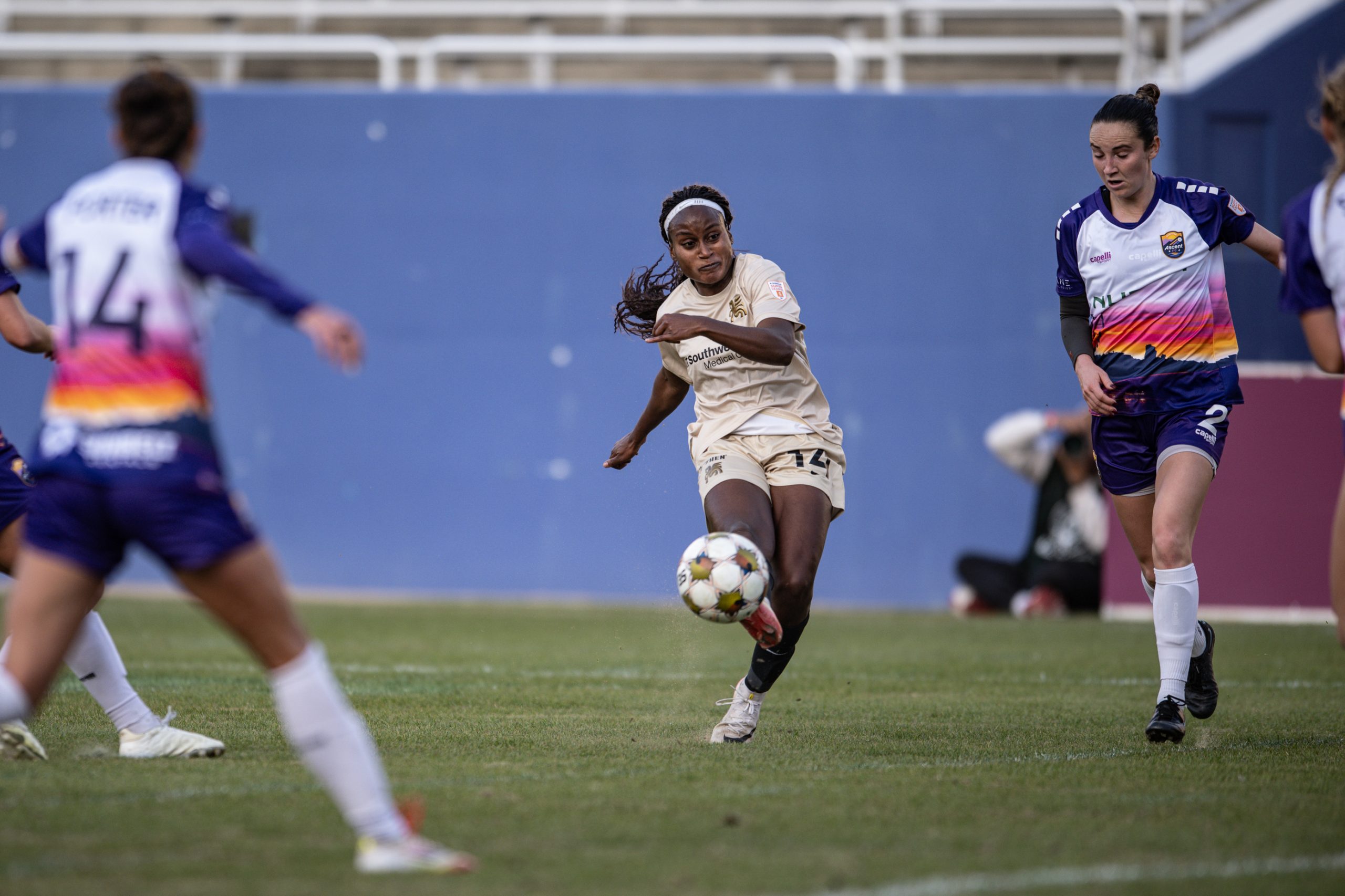 Chioma Ubogagu crosses the ball in the 1-0 Dallas Trinity win over Carolina Ascent, December 13, 2025. (Mike Brooks, 3rd Degree)