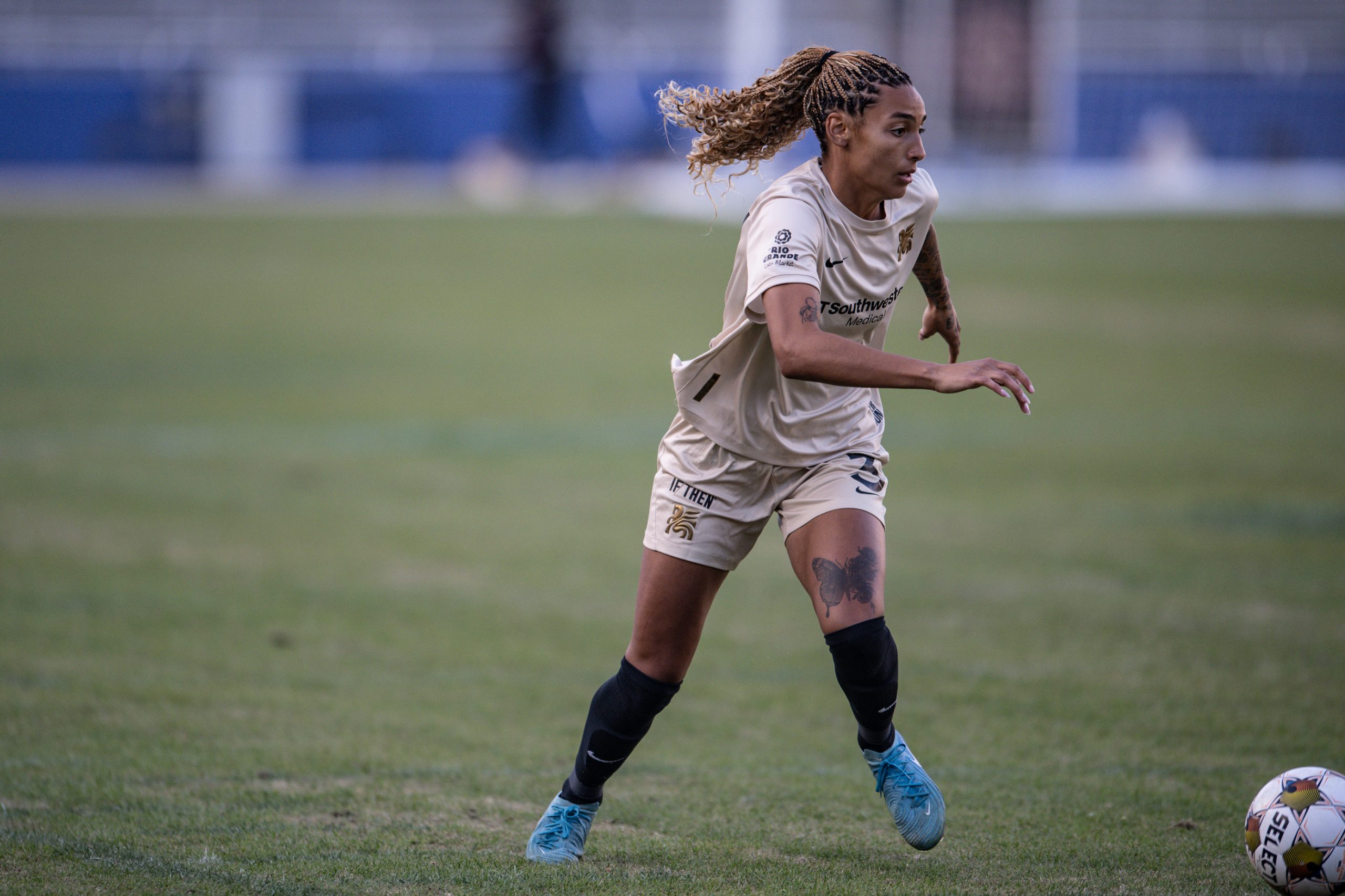Kiley Dulaney charges upfield in the 1-0 Dallas Trinity win over Carolina Ascent, December 13, 2025. (Mike Brooks, 3rd Degree)