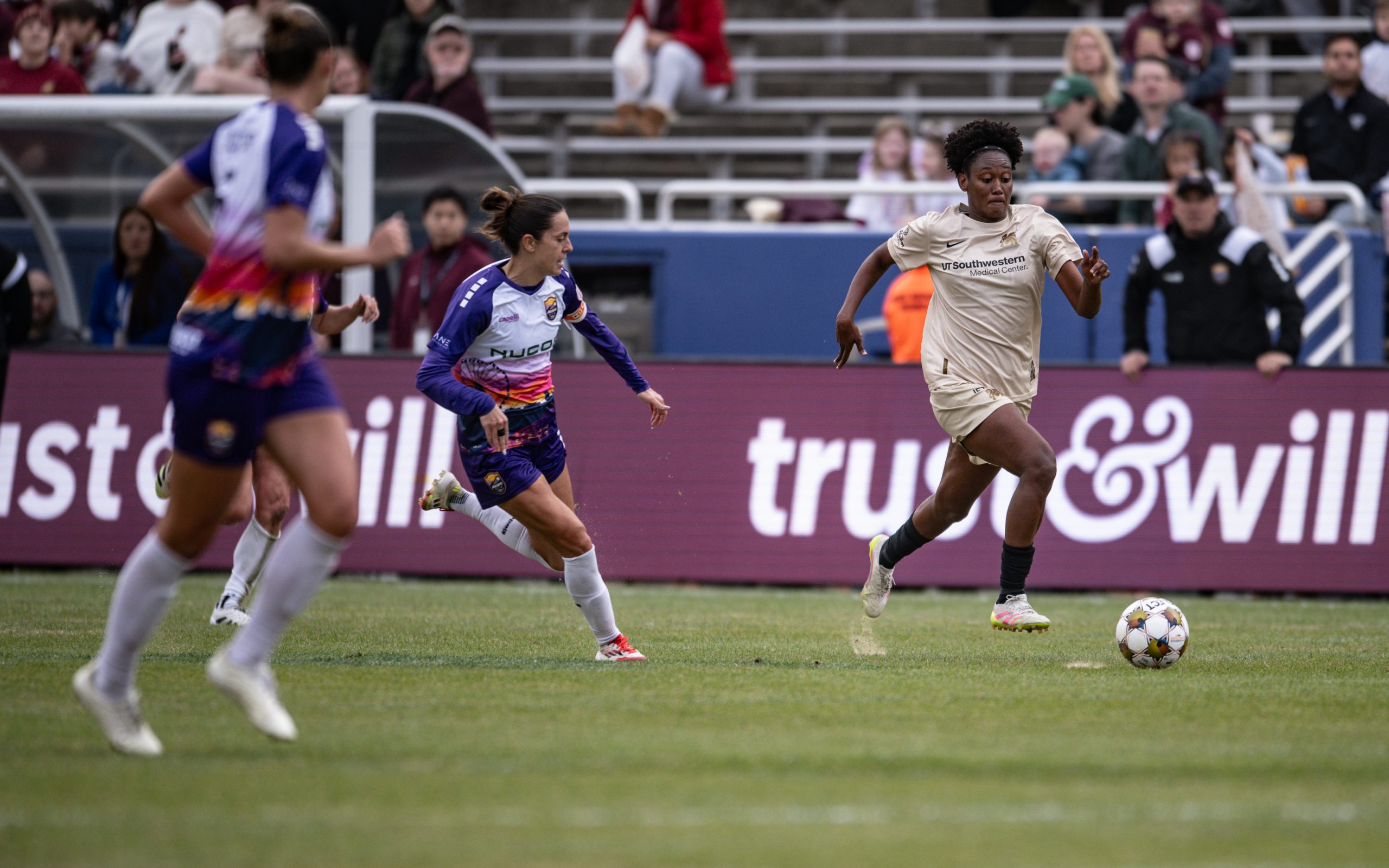 Tamara Bolt races with the ball in the 1-0 Dallas Trinity win over Carolina Ascent, December 13, 2025. (Mike Brooks, 3rd Degree)