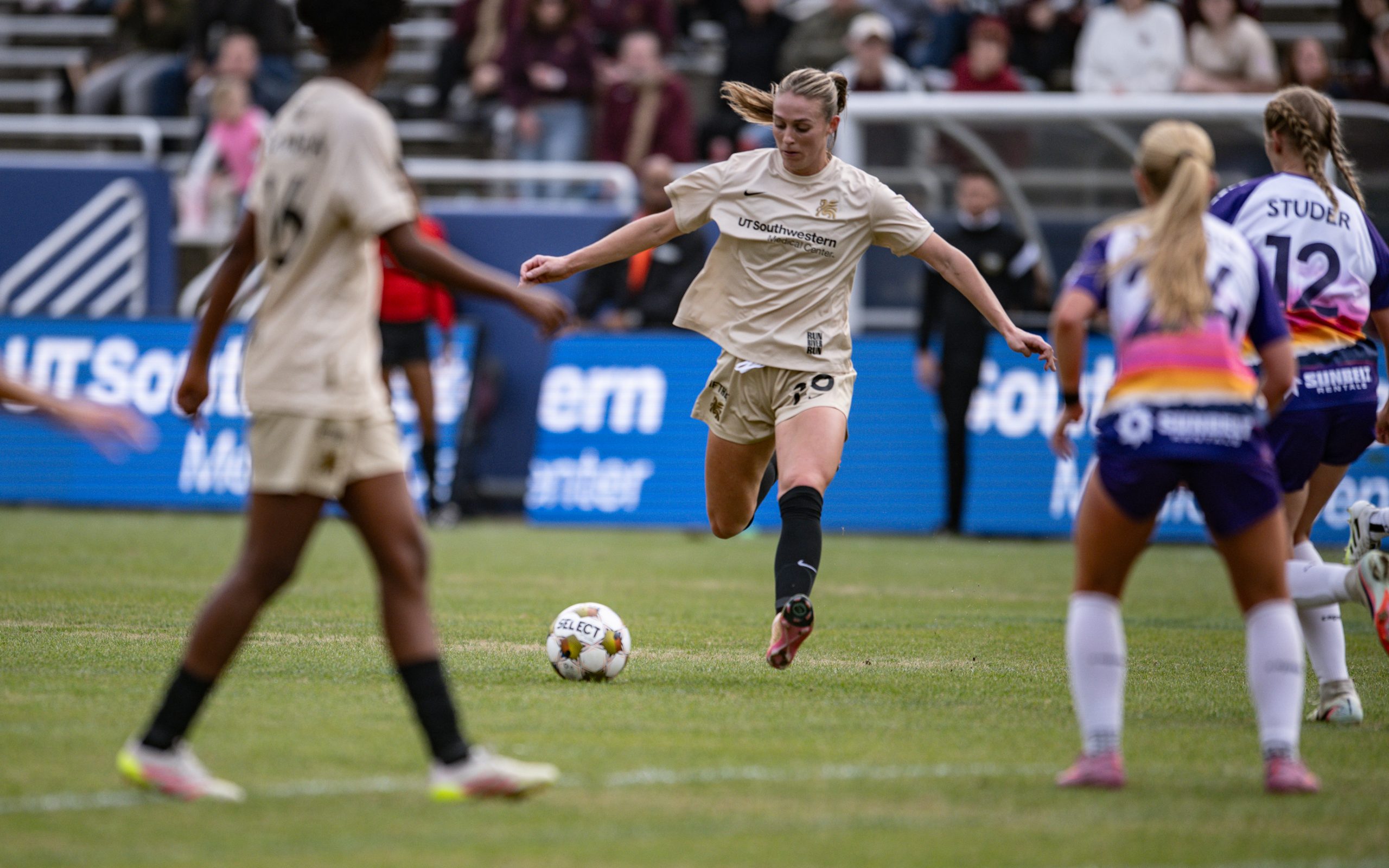 Allie Thornton lines up a shot in the 1-0 Dallas Trinity win over Carolina Ascent, December 13, 2025. (Mike Brooks, 3rd Degree)