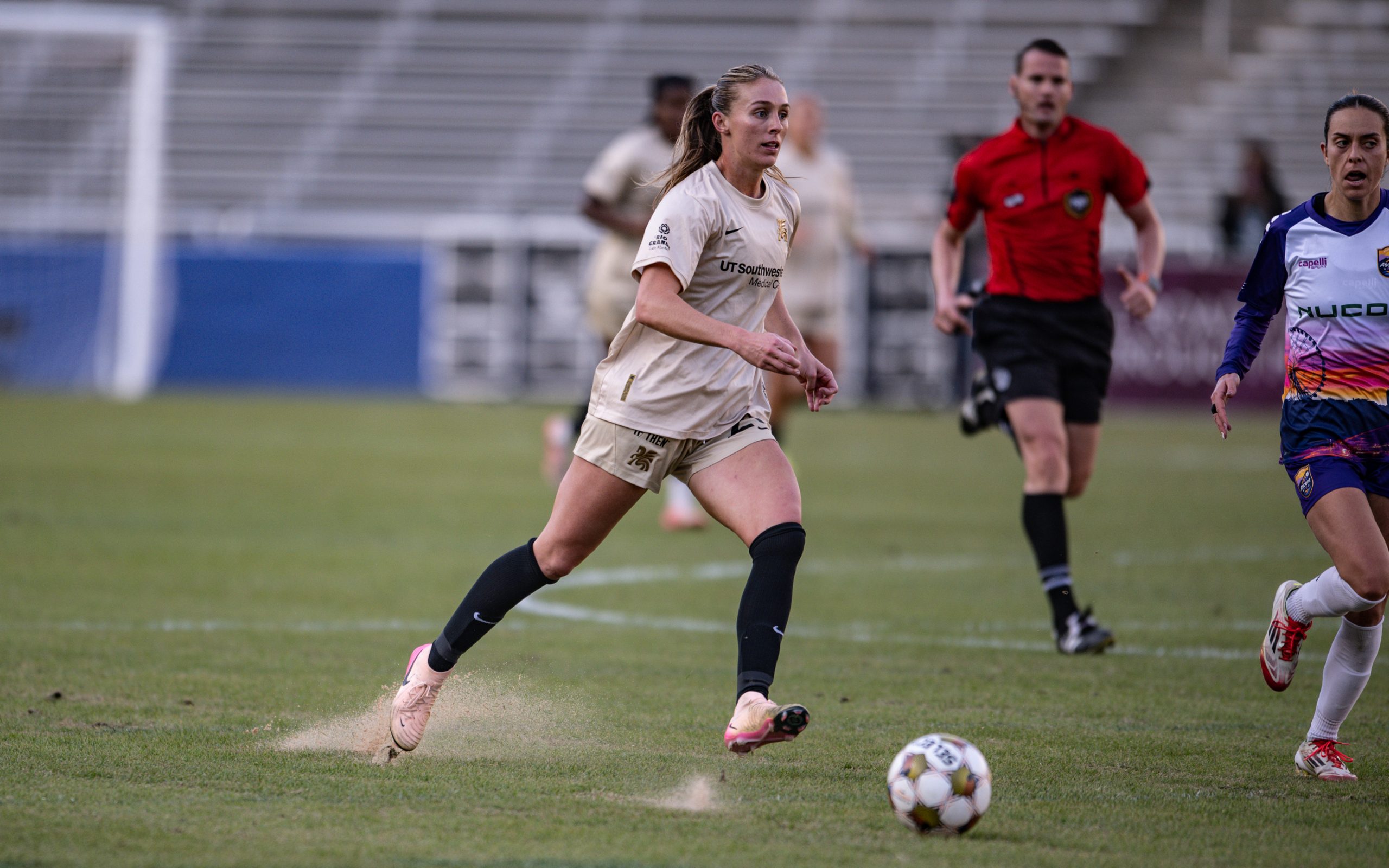 Allie Thornton drives through the defense in the 1-0 Dallas Trinity win over Carolina Ascent, December 13, 2025. (Mike Brooks, 3rd Degree)