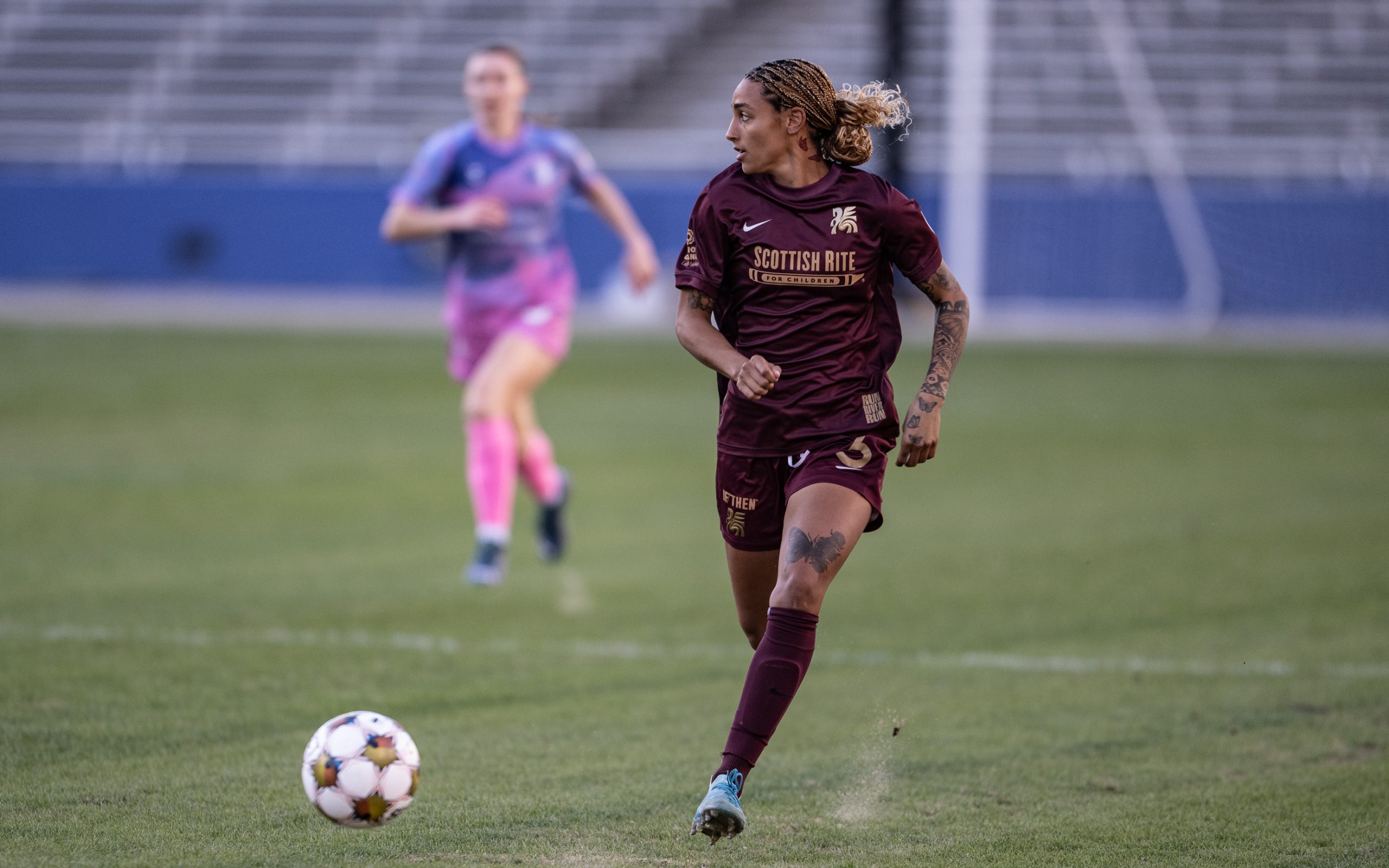 Kiley Dulaney looks for a teammate against Lexington FC, December 20, 2025. (Mike Brooks, 3rd Degree)