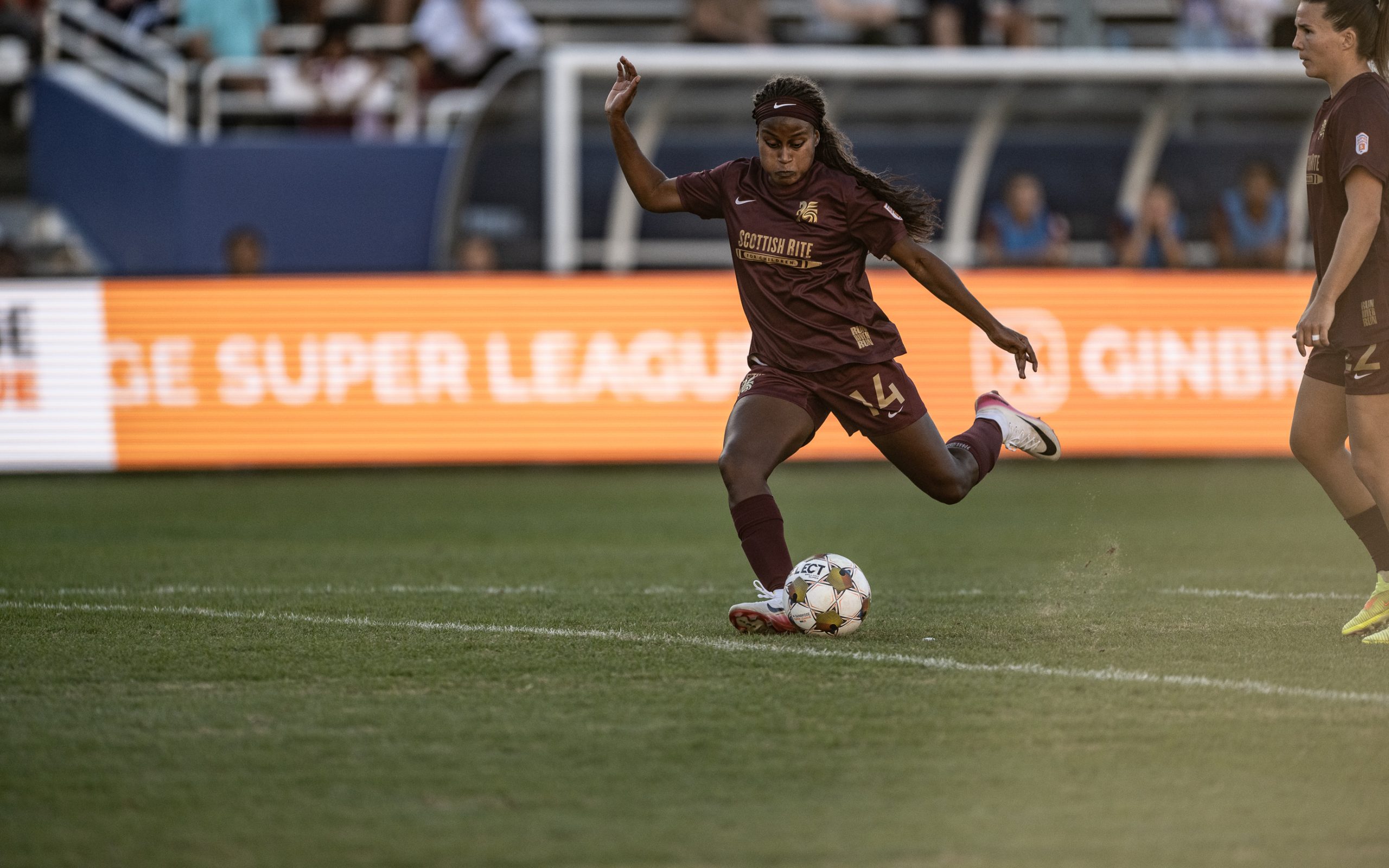 Chioma Ubogagu takes a free kick (and scores) against Lexington FC, December 20, 2025. (Mike Brooks, 3rd Degree)