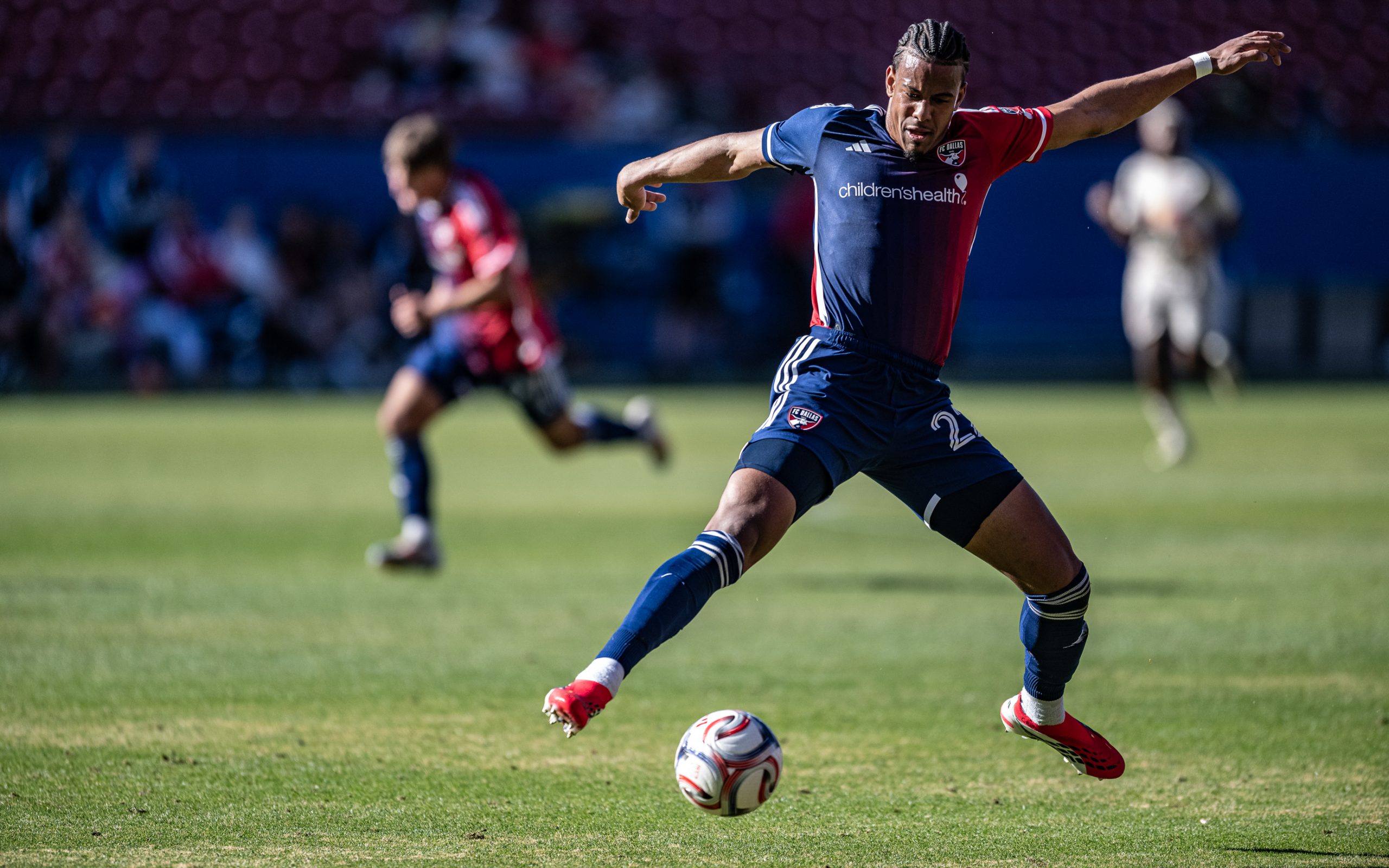 Alvaro Augusto reaches for the ball in an FC Dallas preseason game against New York Red Bulls, February 7, 2026. (Mike Brooks, 3rd Degree)