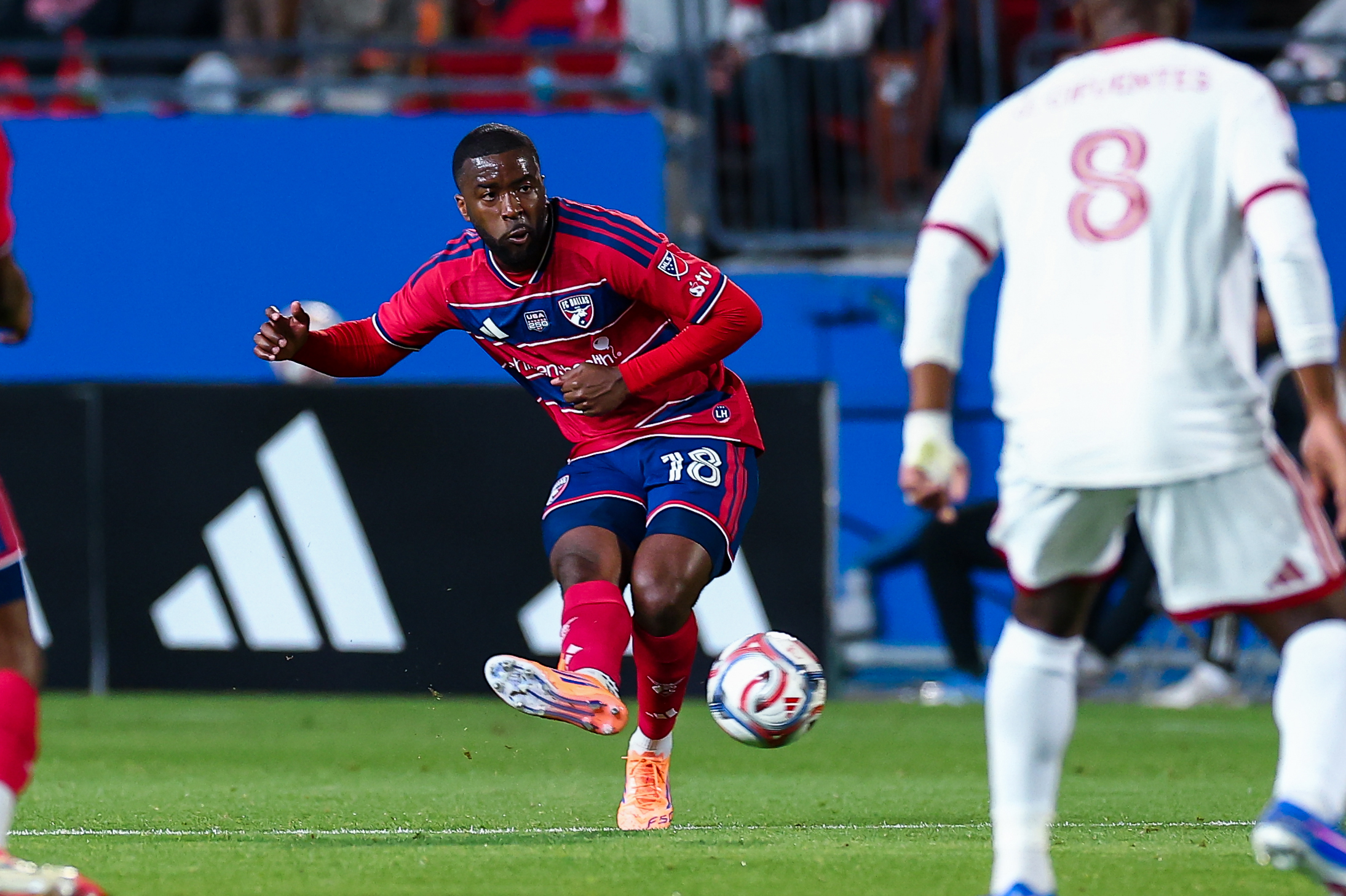 Shaq Moore builds out of the back against Toronto FC, February 21, 2026. (Matthew Visinsky, 3rd Degree)