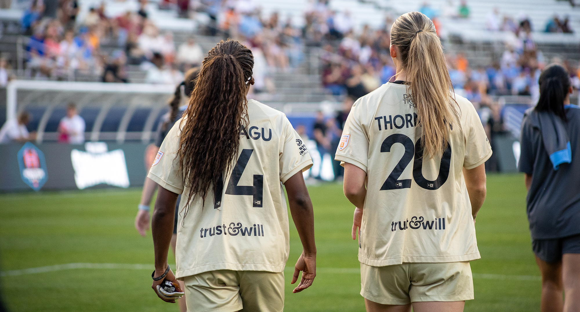 Chioma Ubogagu and Allie Thornton takes the field prior to playing the Houston Dash, February 28, 2026. (Beth Spicer, 3rd Degree)