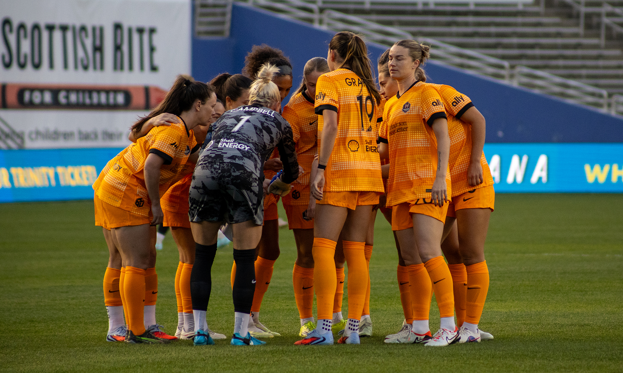The Houston Dash huddle up prior to playing Dallas Trinity, February 28, 2026. (Beth Spicer, 3rd Degree)