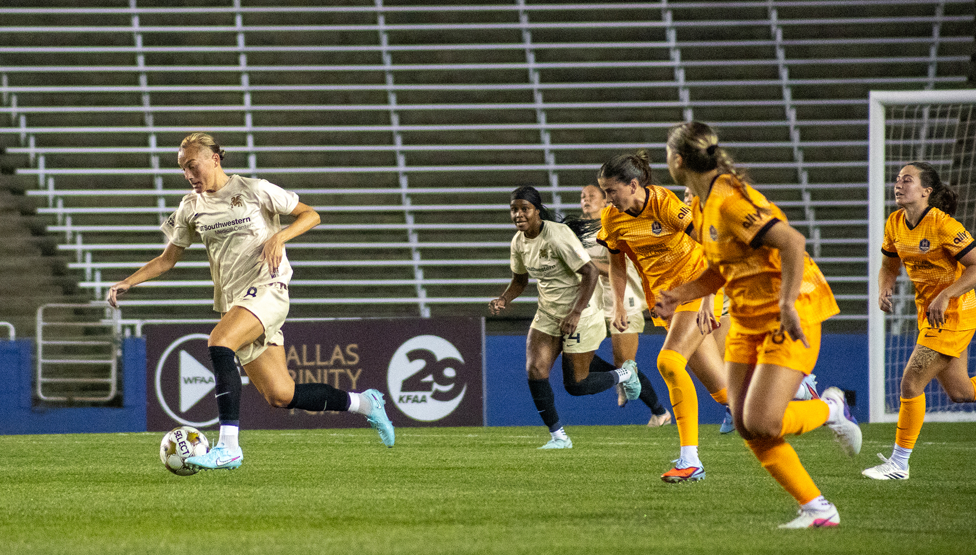 Jenny Danielsson escapes the Houston Dash, February 28, 2026. (Beth Spicer, 3rd Degree)