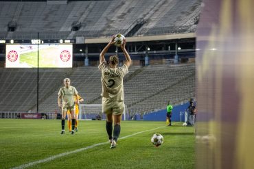 Hannah Davison takes a throw in against the Houston Dash, February 28, 2026. (Beth Spicer, 3rd Degree)
