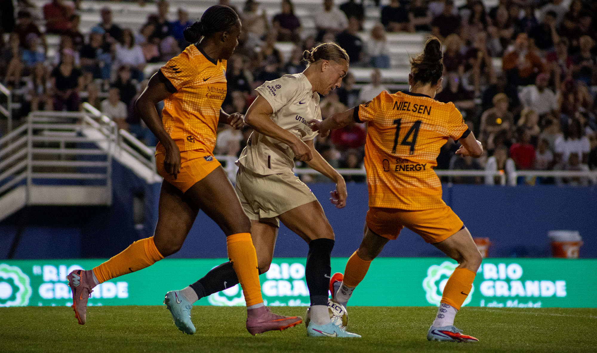 Jenny Danielsson takes on two Houston Dash defenders, February 28, 2026. (Beth Spicer, 3rd Degree)