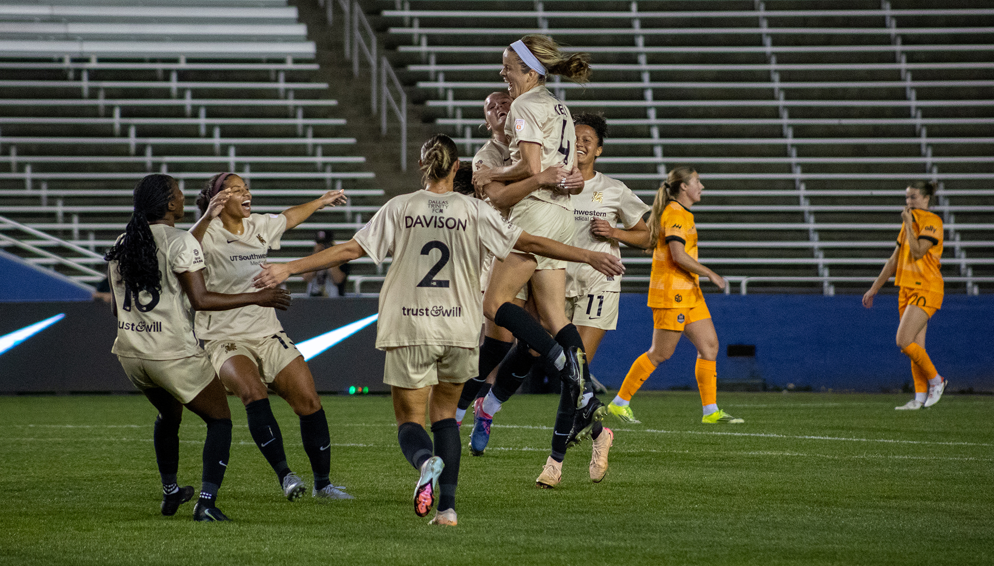 Caroline Kelly celebrates her game-winning goal with her teammates against the Houston Dash, February 28, 2026. (Beth Spicer, 3rd Degree)
