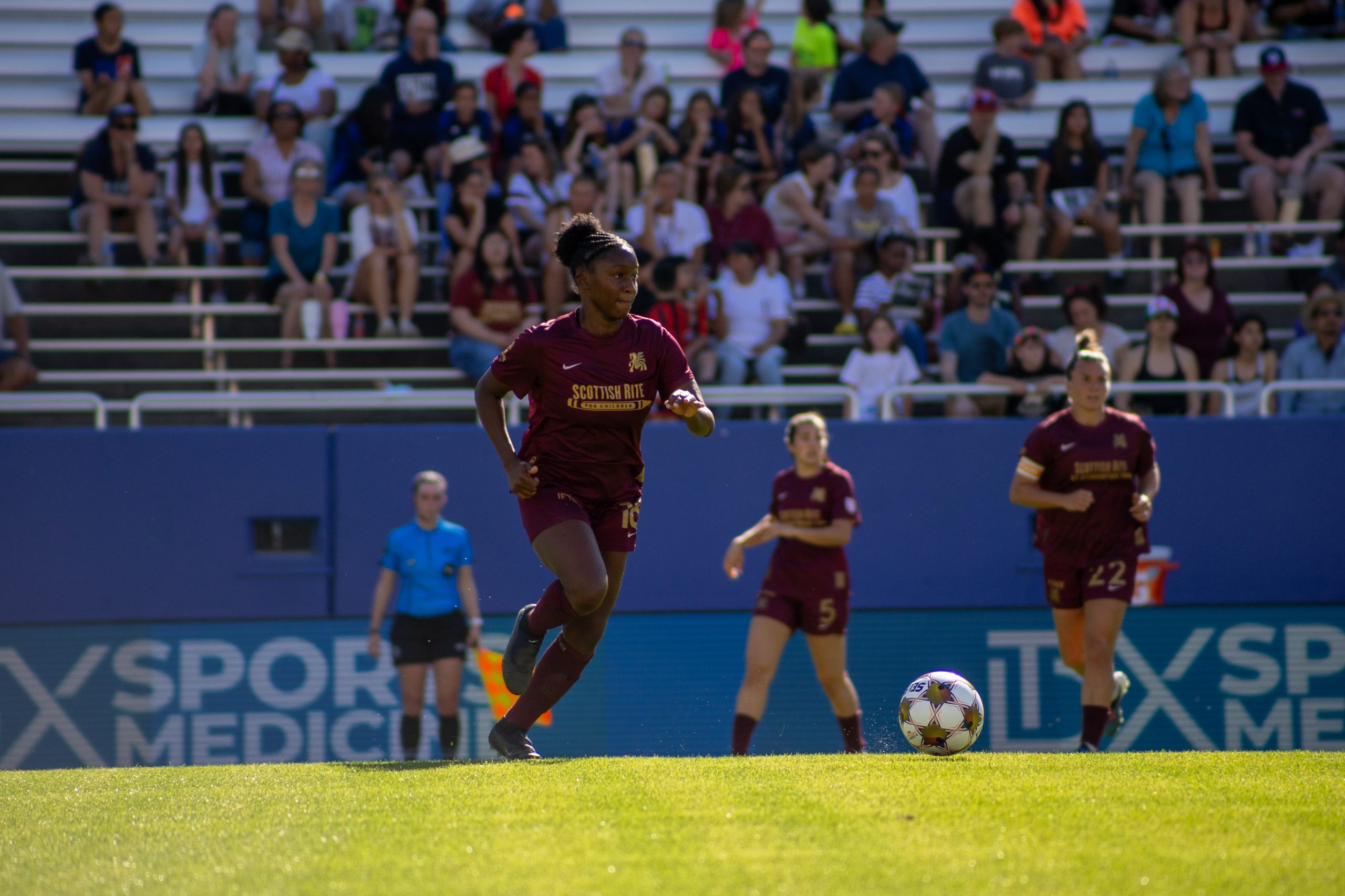 Samar Guidry looks for a teammate in the Dallas Trinity game against Sporting JAX, March 22, 2026. (Beth Spicer, 3rd Degree)