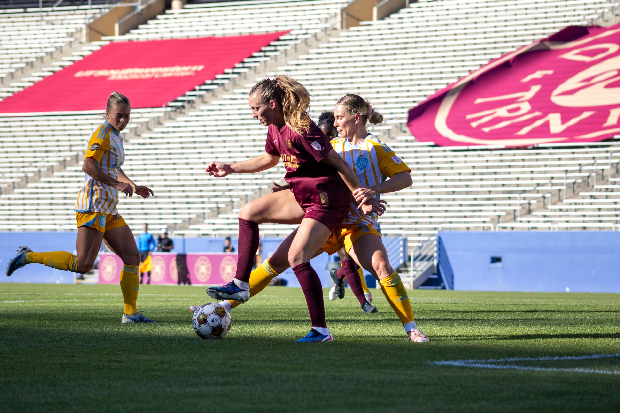Allie Thornton posts up in the Dallas Trinity game against Sporting JAX, March 22, 2026. (Beth Spicer, 3rd Degree)