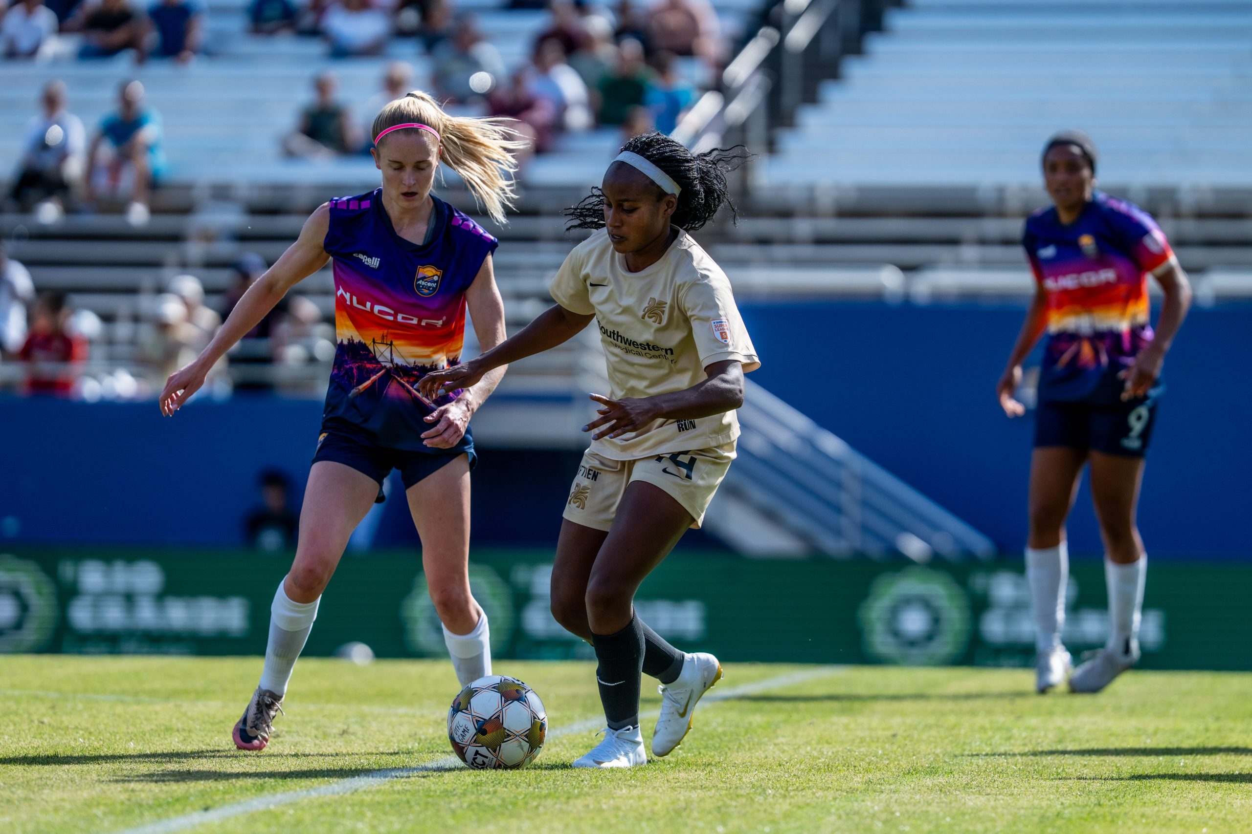 Chioma Ubogagu overtakes a defender - Carolina Ascent at Dallas Trinity, Apr. 19, 2026 (Anna Dolmany, Dallas Trinity FC)