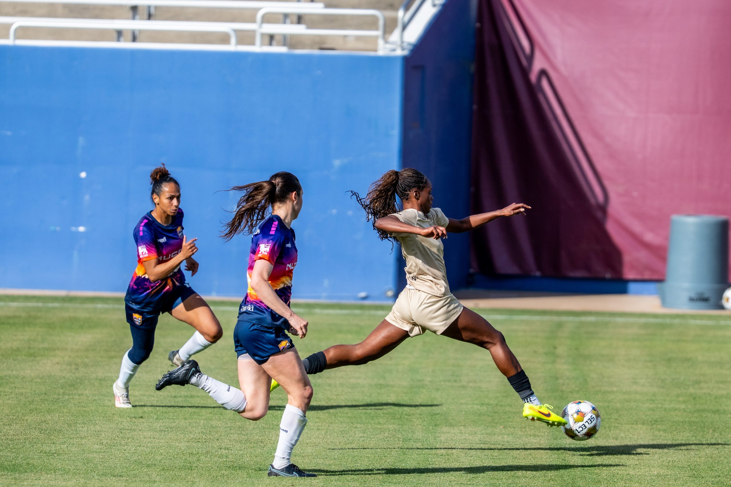 Jasmine Hamid sprints past two defenders - Carolina Ascent at Dallas Trinity, Apr. 19, 2026 (Anna Dolmany, Dallas Trinity FC)
