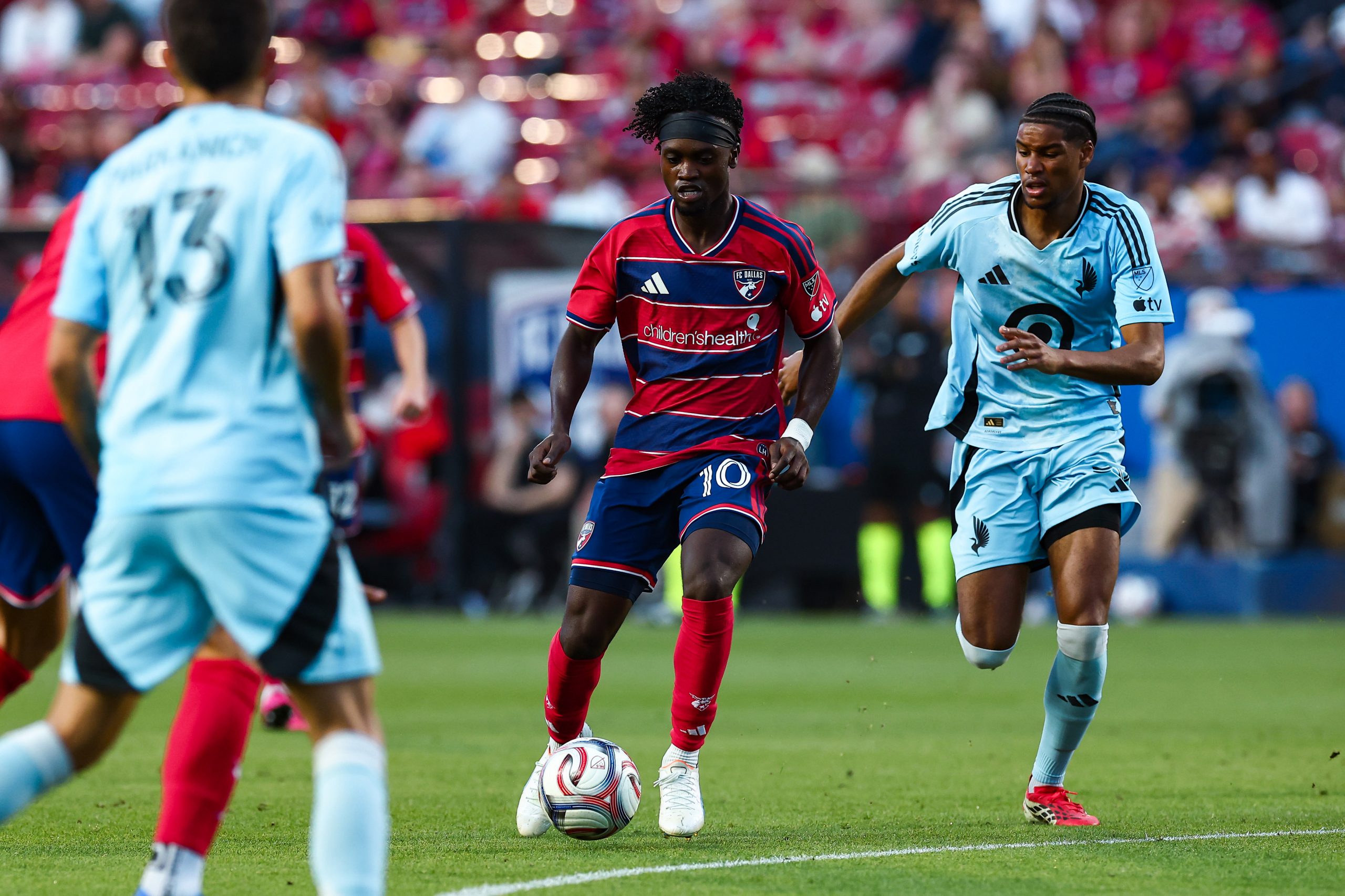 Santiago Moreno dribbles through Minnesota United defenders, April 22, 2026. (Matt Visinsky, 3rd Degree)