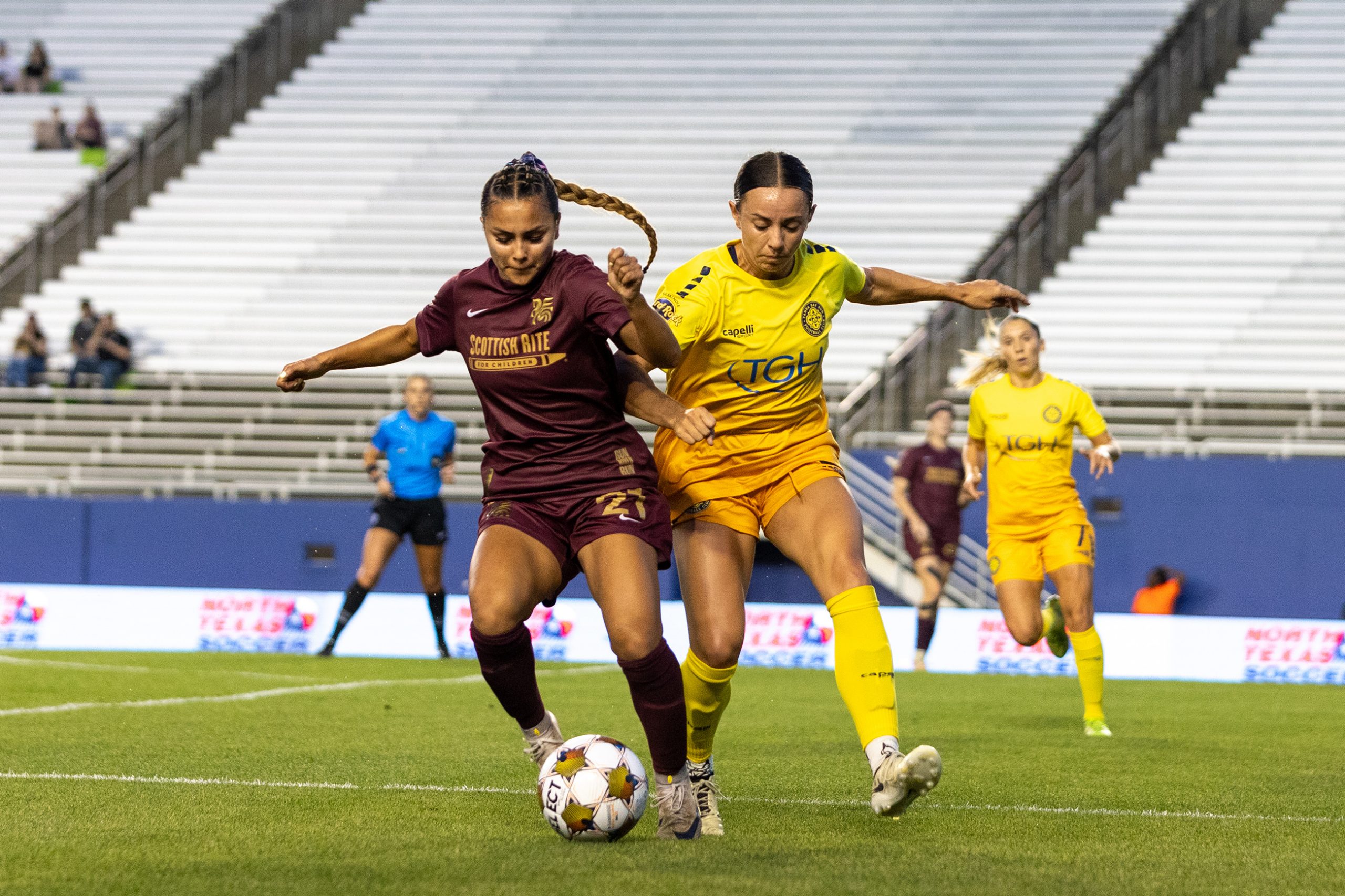 Camryn Lancaster (21) fights for the ball during the Dallas Trinity game against Tampa Bay Sun, March 31, 2026. (Beth Spicer, 3rd Degree)