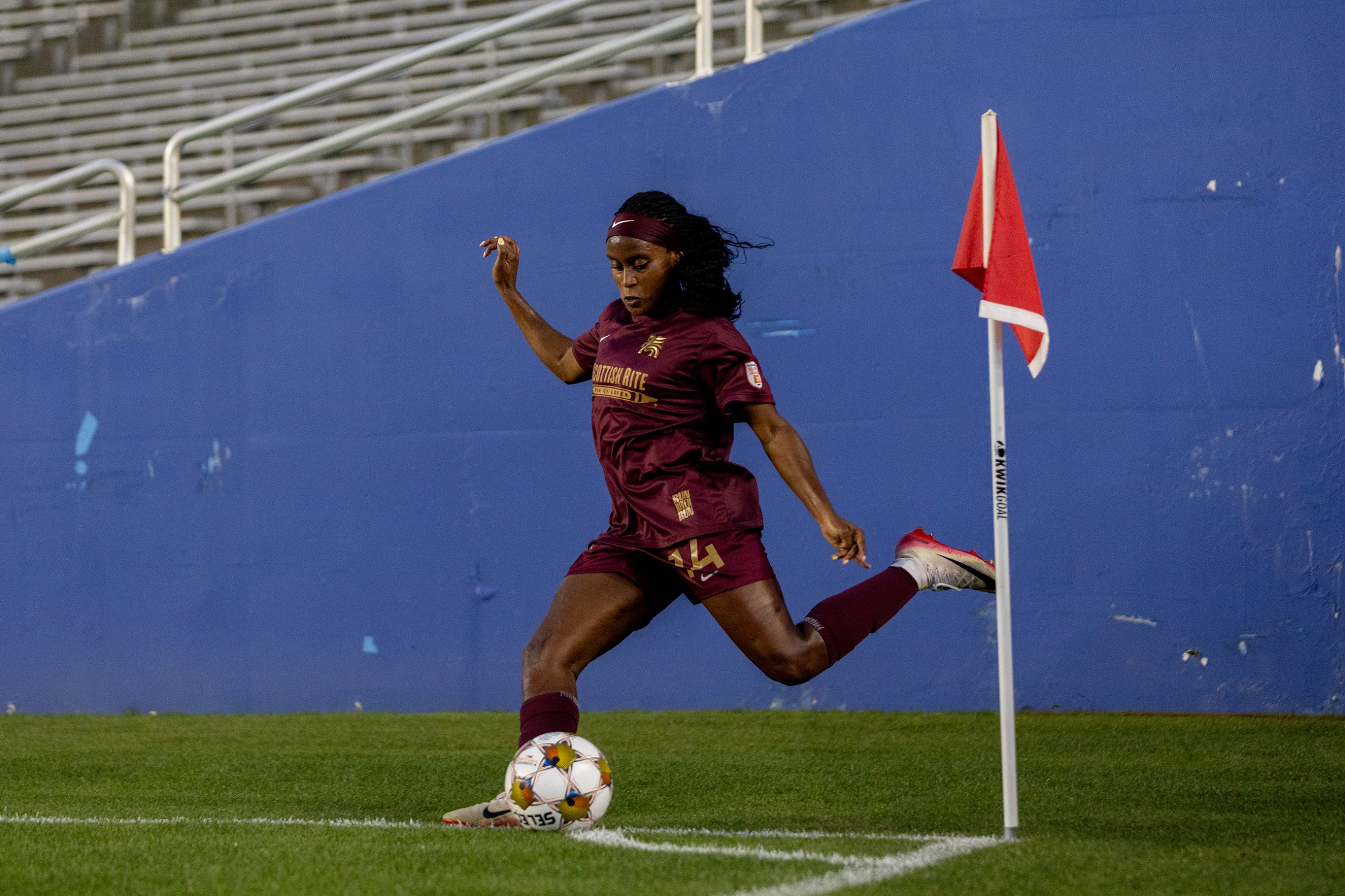 Chioma Ubogagu takes a corner during the Dallas Trinity game against Tampa Bay Sun, March 31, 2026. (Beth Spicer, 3rd Degree)