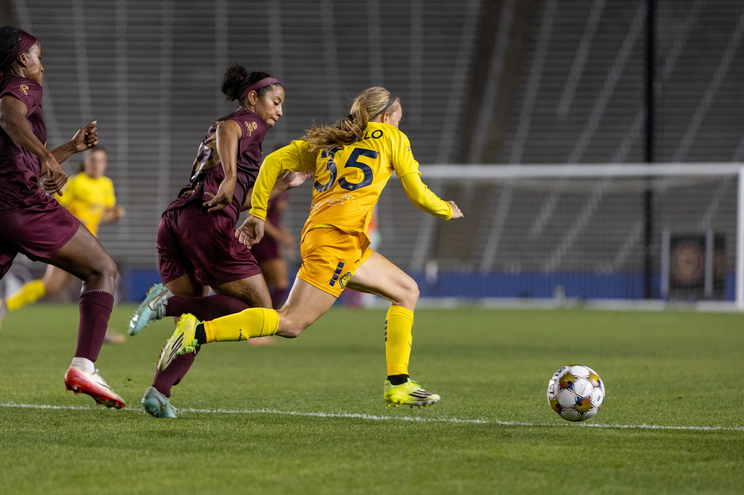 Cyera Hintzen (13) tries to stop Sydny Nasello (35) in the Dallas Trinity game against Tampa Bay Sun, March 31, 2026. (Beth Spicer, 3rd Degree)