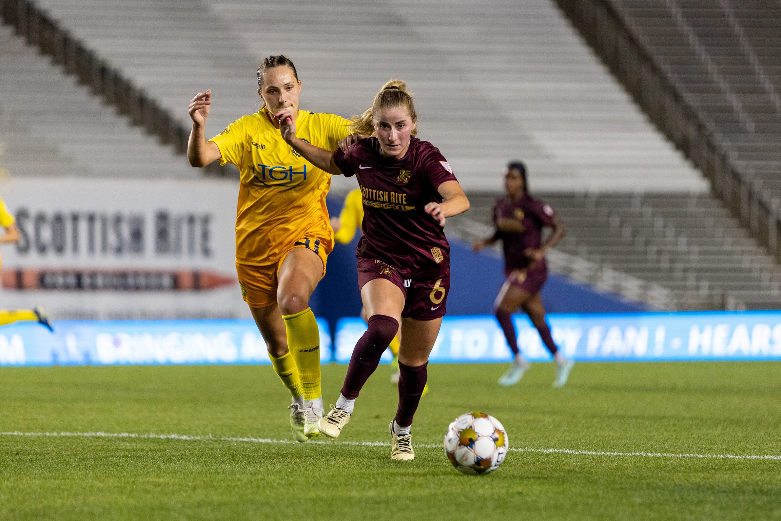 Heather Stainbrook charges past a defender in the Dallas Trinity game against Tampa Bay Sun, March 31, 2026. (Beth Spicer, 3rd Degree)