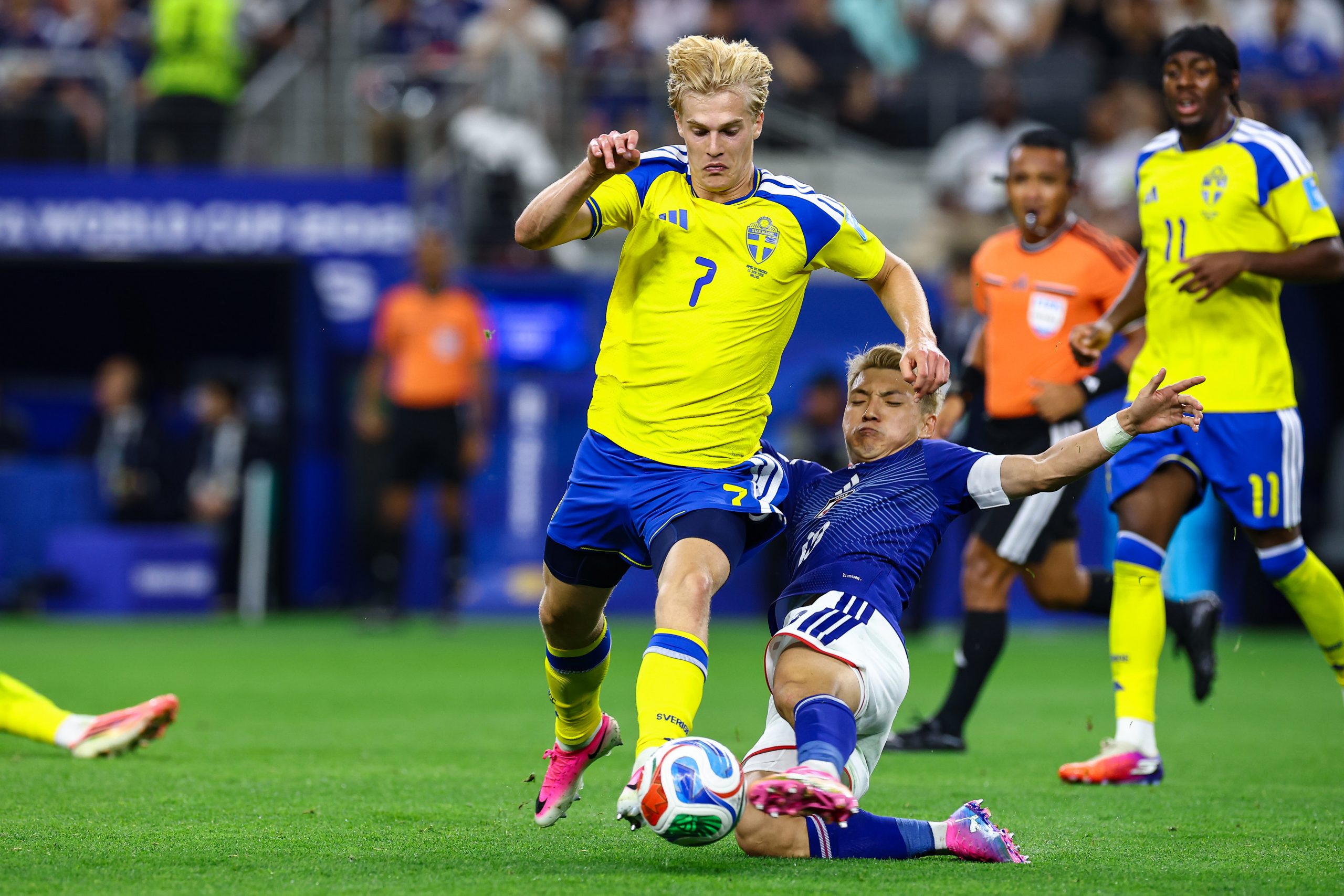 Lucas Bergvall (7) escapes a tackle from Ritsu Dōan (10). Japan vs Sweden, 2026 World Cup at Dallas Stadium, June 25, 2026. (Matt Visinsky, 3rd Degree)