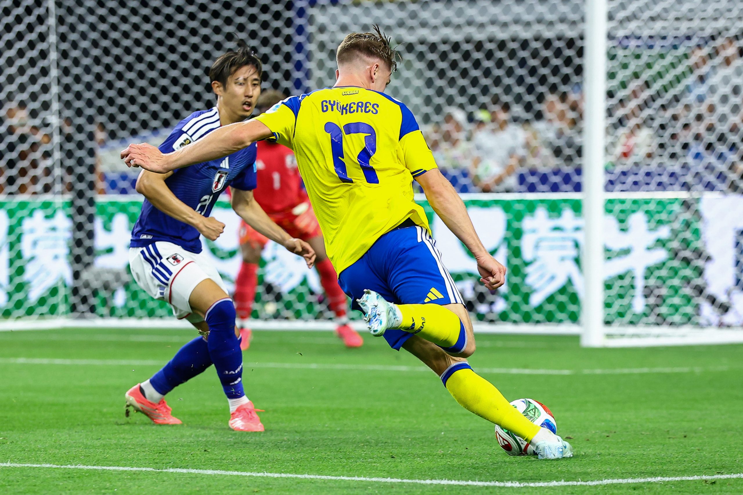 Viktor Gyökeres (17) tries for a goal. Japan vs Sweden, 2026 World Cup at Dallas Stadium, June 25, 2026. (Matt Visinsky, 3rd Degree)
