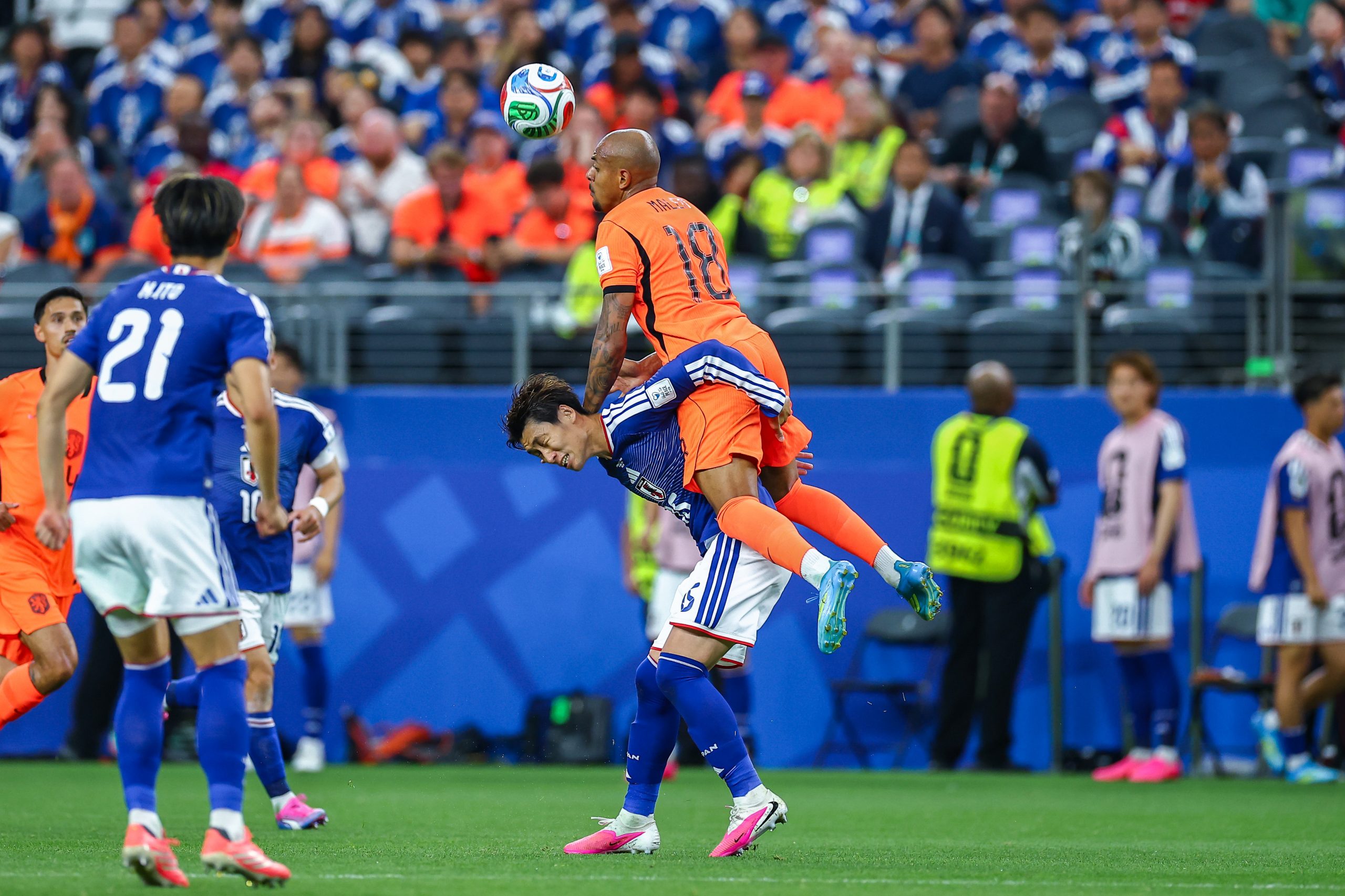 Donyell Malen (18) rides Daichi Kamada (15). Japan vs Netherlands, at "Dallas Stadium," 2026 World Cup, June 14, 2026. (Matt Visinsky, 3rd Degree)