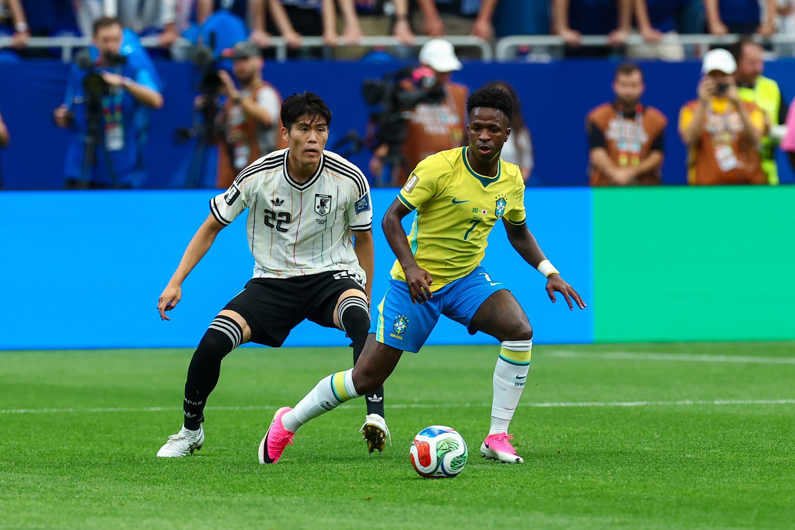 Takehiro Tomiyasu (22) keeps a watchful eye on Vinícius Júnior (7). Japan vs Brazil, 2026 World Cup, Dallas Stadium, June 27, 2026. (Matt Visinsky, 3rd Degree)