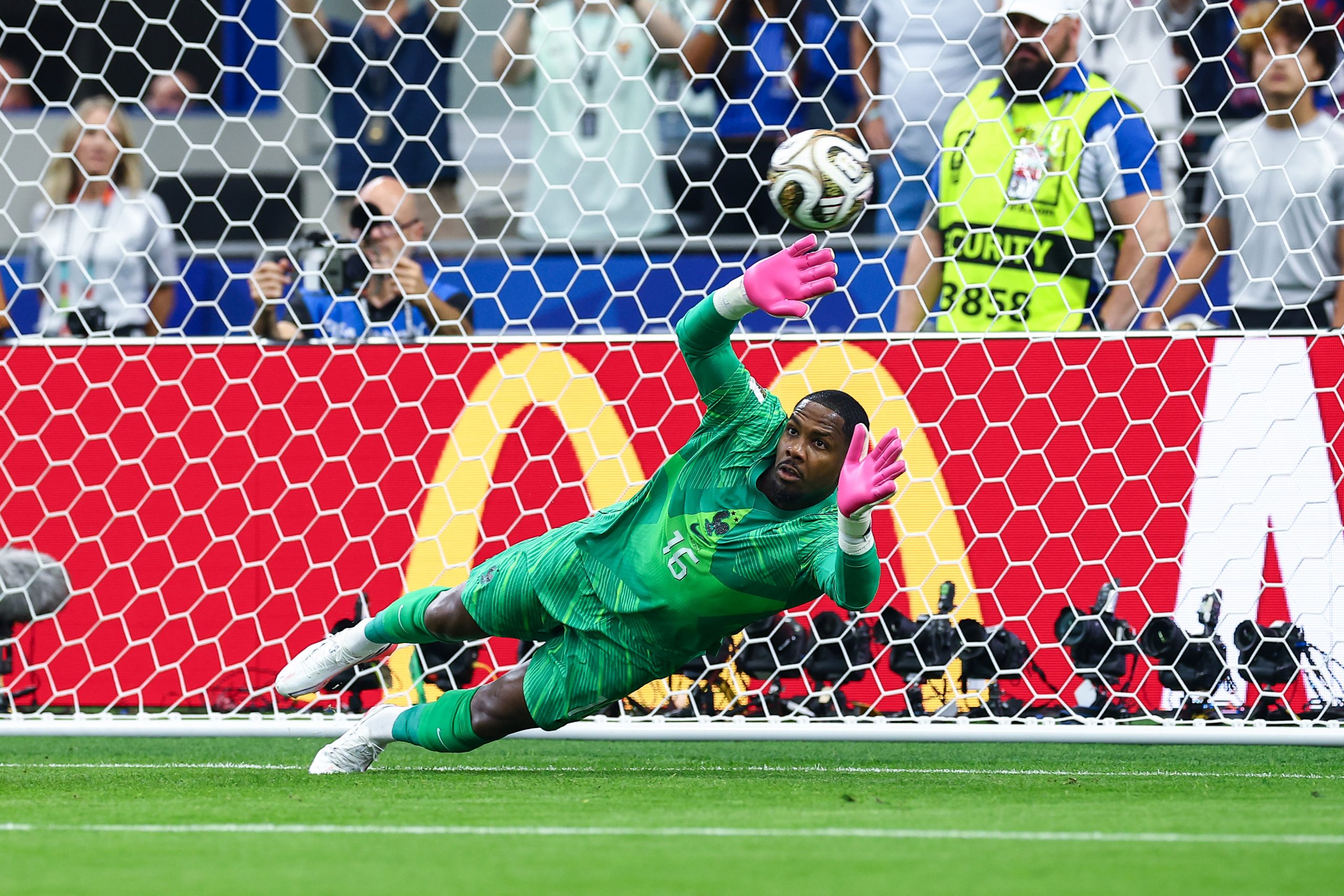 Mike Maignan (16) dives for the ball. France vs Spain, 2026 World Cup, Dallas Stadium, July 14, 2026. (Matt Visinsky, 3rd Degree)
