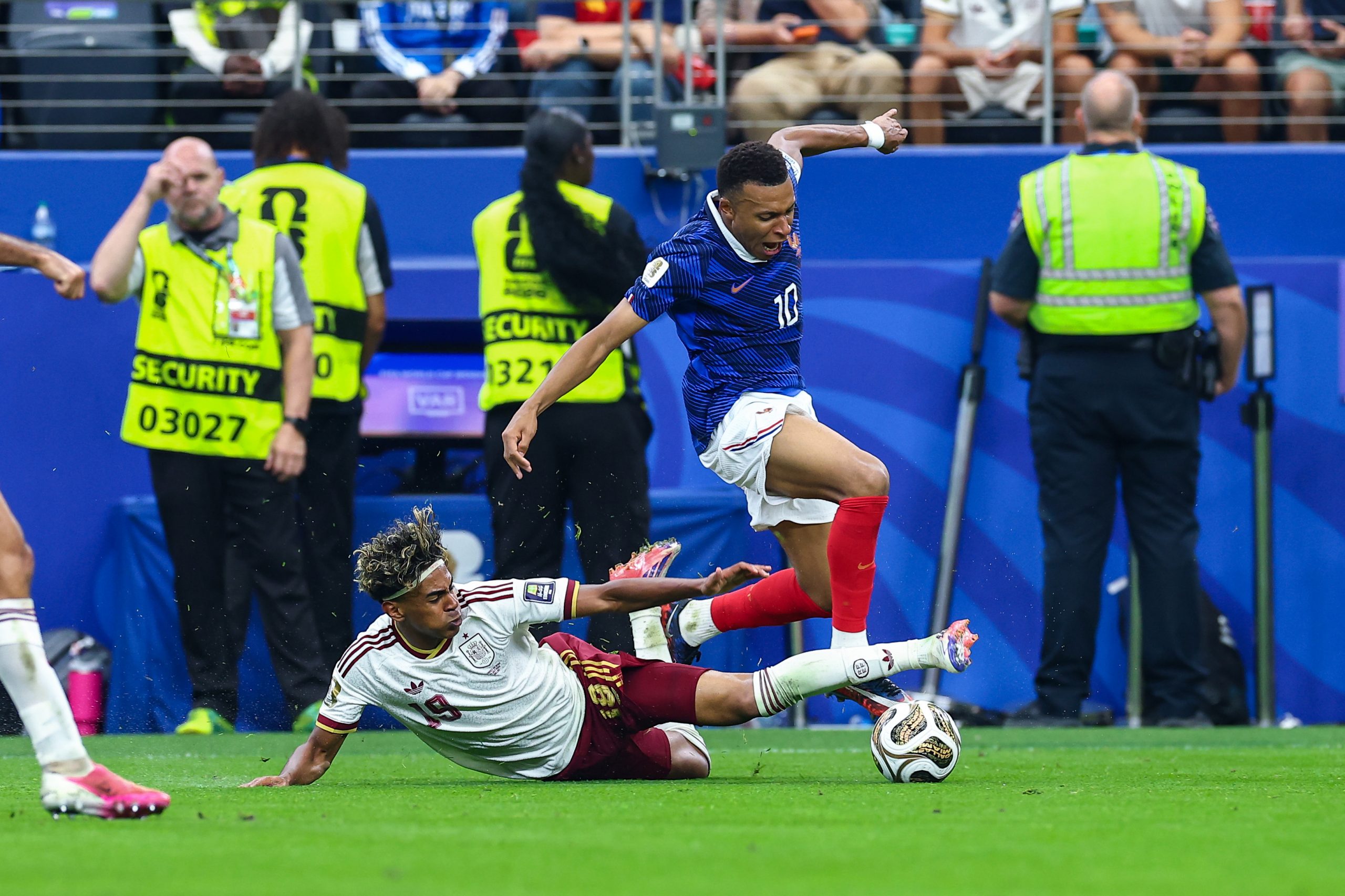 Lamine Yamal (19) tackles Kylian Mbappé (10). France vs Spain, 2026 World Cup, Dallas Stadium, July 14, 2026. (Matt Visinsky, 3rd Degree)