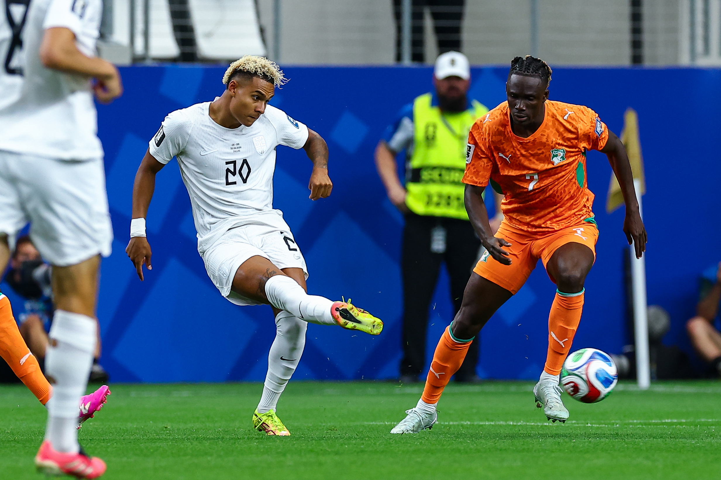 Antonio Nusa (2) bypasses Odilon Kossounou (7). Norway vs Côte d'Ivoire, 2026 World Cup, Dallas Stadium, June 27, 2026. (Matt Visinsky, 3rd Degree)