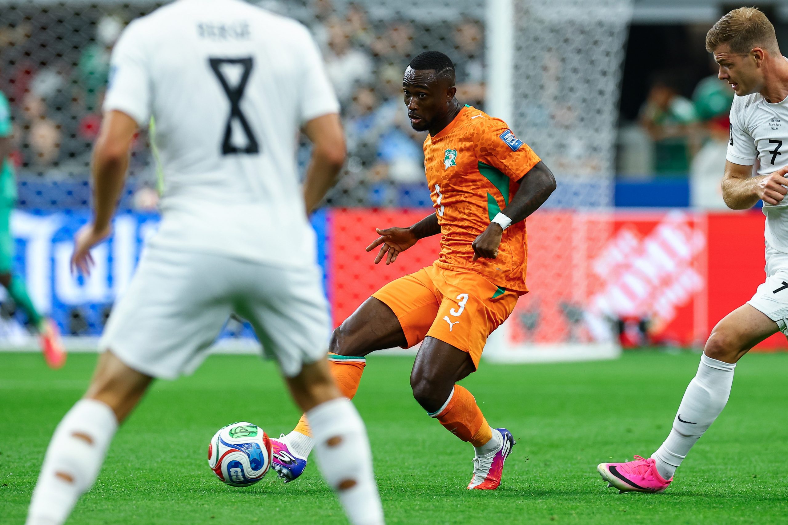 Ghislain Konan (3) threads a pass. Norway vs Côte d'Ivoire, 2026 World Cup, Dallas Stadium, June 27, 2026. (Matt Visinsky, 3rd Degree)