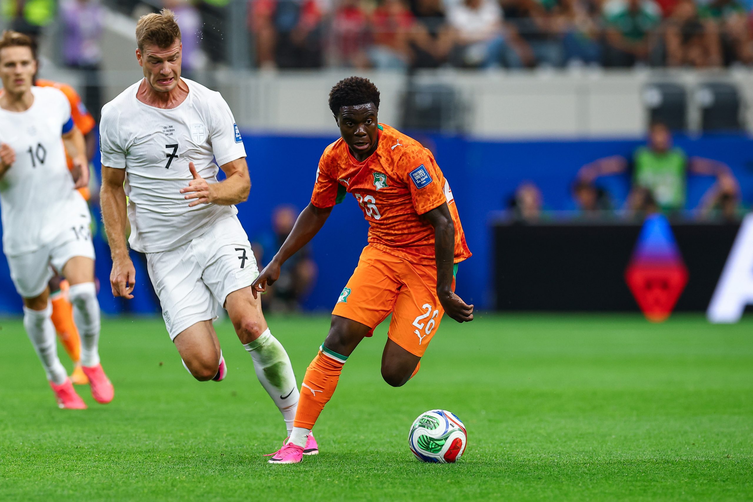 Christ Inao Oulaï (26) tries to escape Alexander Sørloth (7). Norway vs Côte d'Ivoire, 2026 World Cup, Dallas Stadium, June 27, 2026. (Matt Visinsky, 3rd Degree)