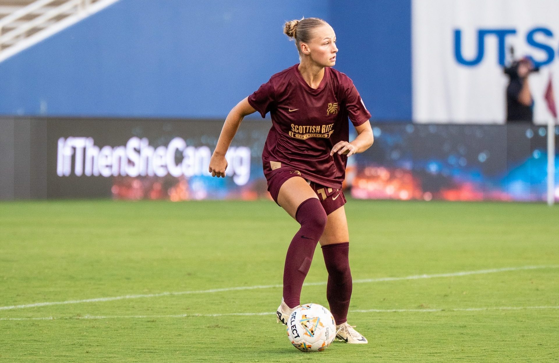 Sydney Cheesman on the ball - – Carolina Ascent at Dallas Trinity – August 22, 2026 (Photo: Anna Dolmany Courtesy: Dallas Trinity FC)