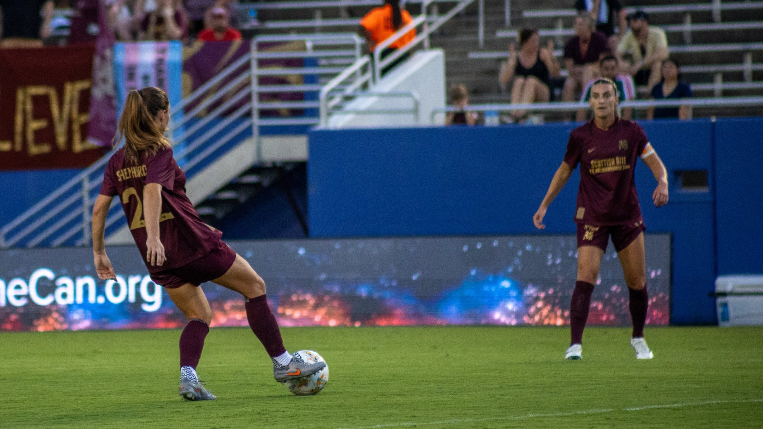 Jamie Shepherd (22) passes to Sophie Braun (8). Dallas Trinity vs Carolina Ascent, August 22, 2026. (Beth Spicer, 3rd Degree)