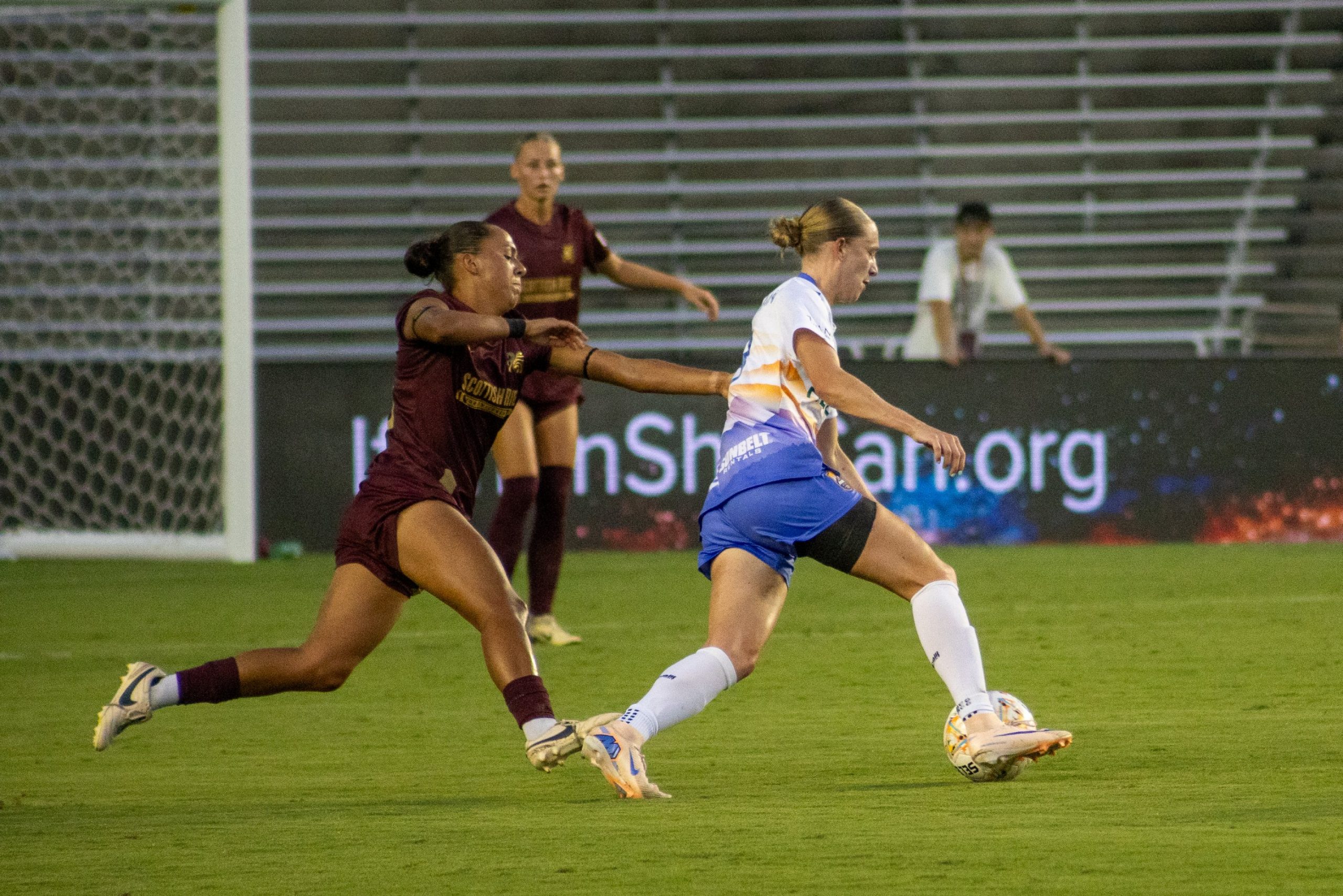 Carissa Boeckmann (28) tries to slow down Carolina. Dallas Trinity vs Carolina Ascent, August 22, 2026. (Beth Spicer, 3rd Degree)