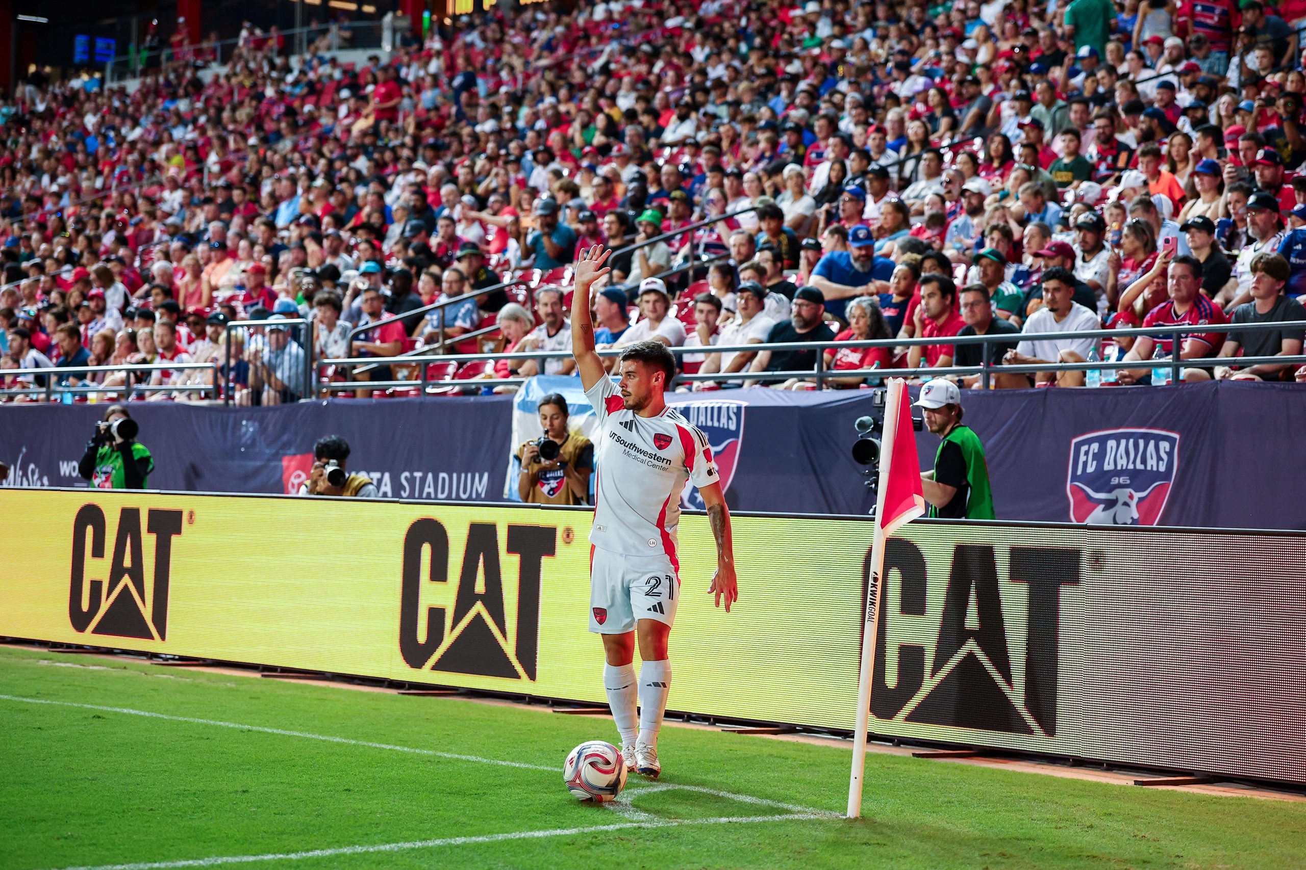 Joaquín Valiente (21) sets up to take a corner kick. FC Dallas vs Austin FC, Sept 19, 2026. (Matt Visinsky, 3rd Degree)