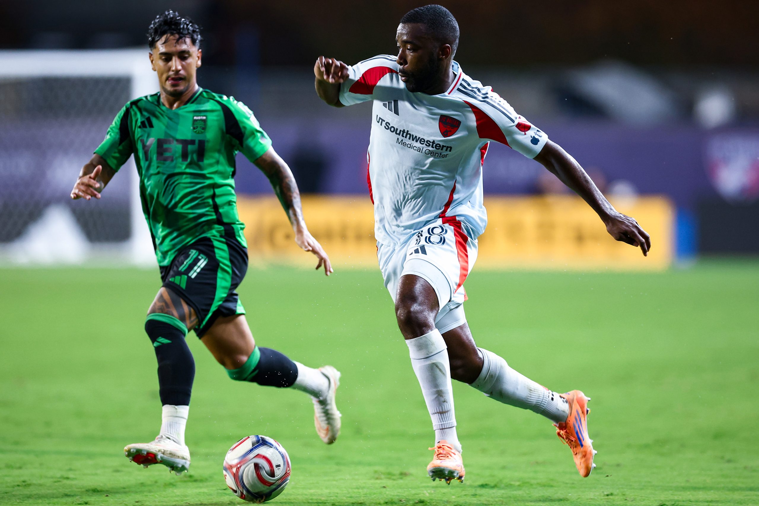 Shaq Moore (18) drives past his defender. FC Dallas vs Austin FC, Sept 19, 2026. (Matt Visinsky, 3rd Degree)