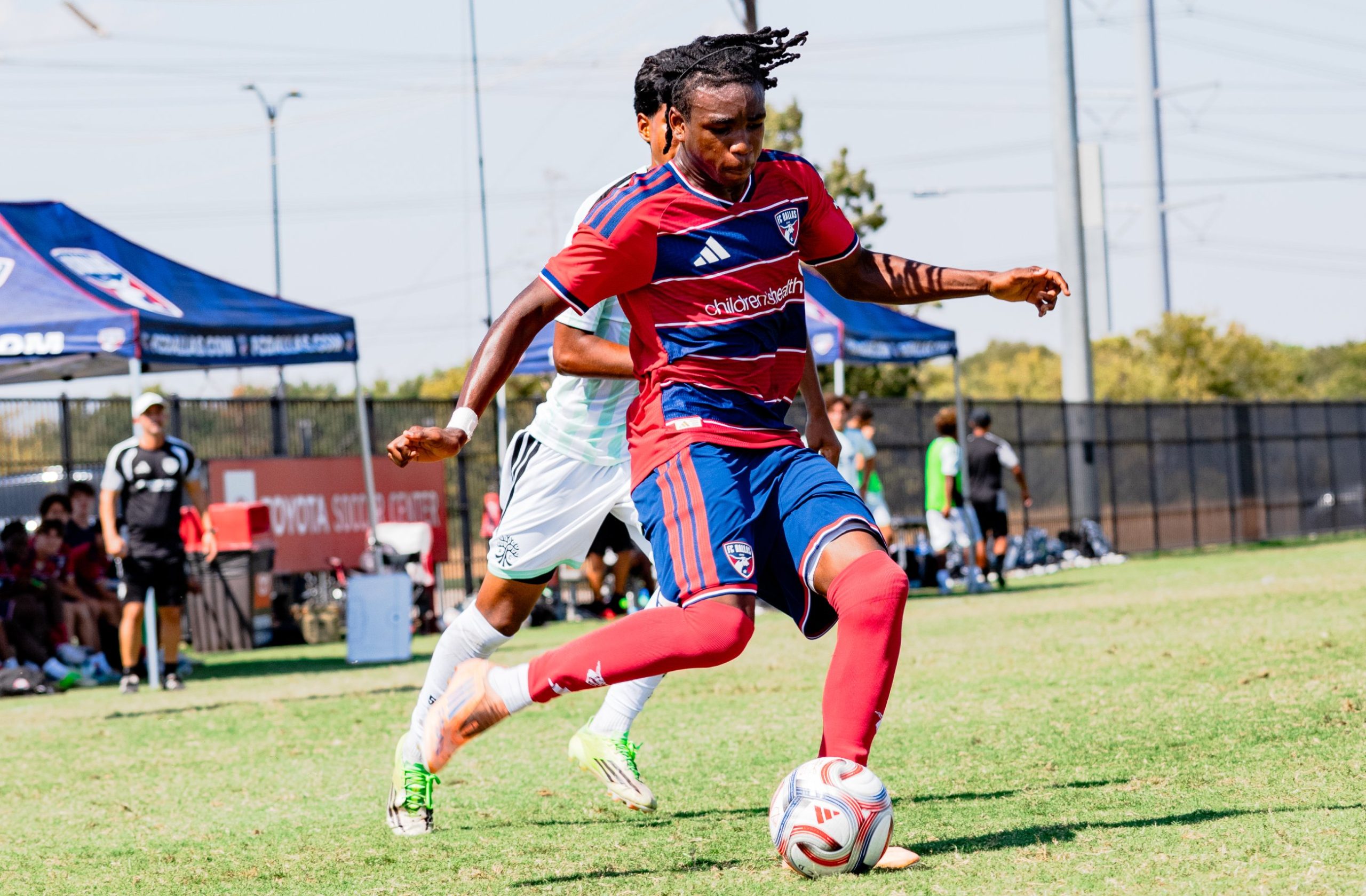 Luke Martey (19) of the FC Dallas U18s plays a cross against Austin FC, September 18, 2025. (Ronit Chhabra, 3rd Degree)