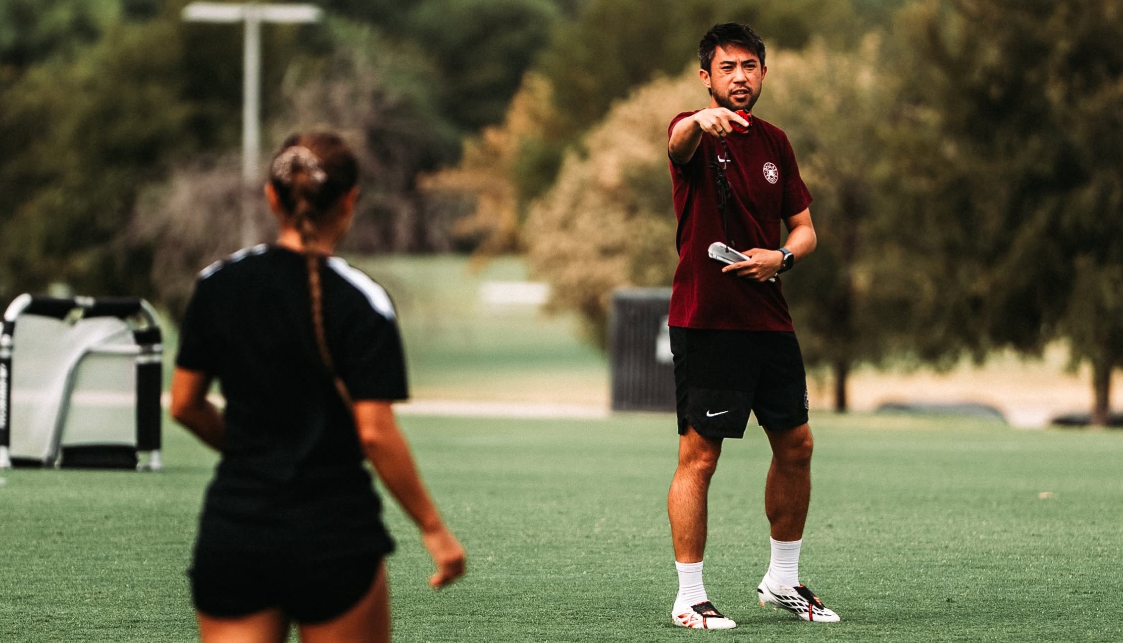 Lee Nguyen gives directions in Dallas Trinity training. (Courtesy Dallas Trinity)