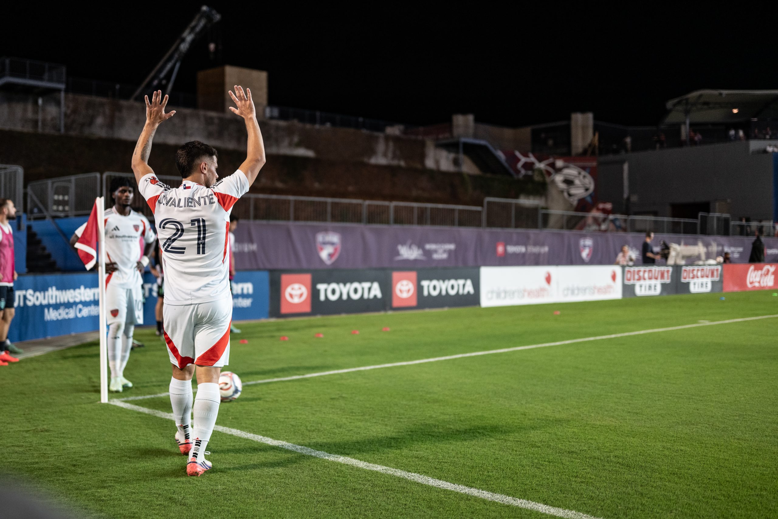 Joaquín Valiente (21) is ready to take a corner alongside Santi Moreno (10). FC Dallas vs Seattle Sounders, October 14, 2026. (Mike Brooks, 3rd Degree)